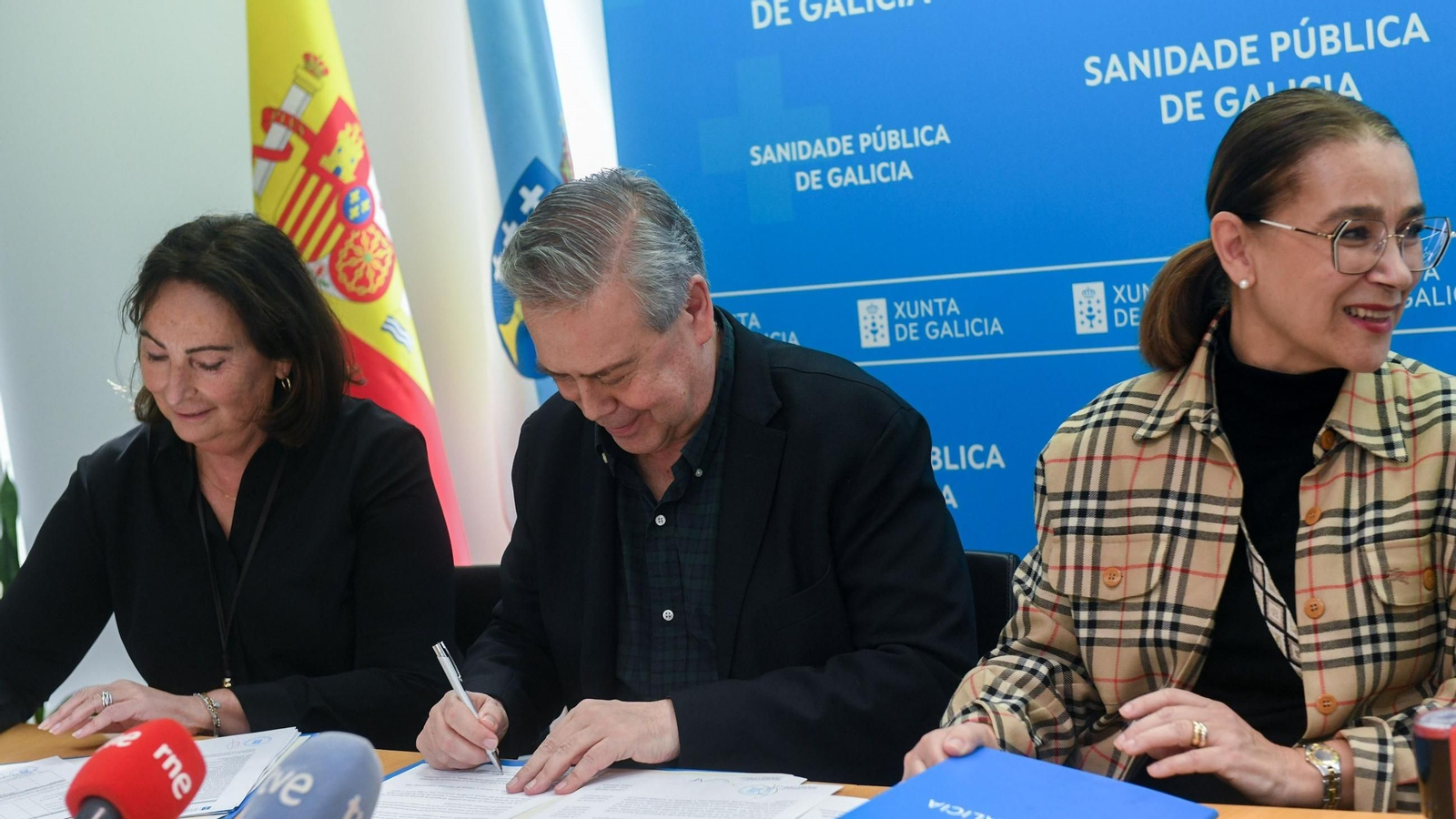 El conselleiro de Sanidade, Antonio Gómez Caamaño (c), en la firma.