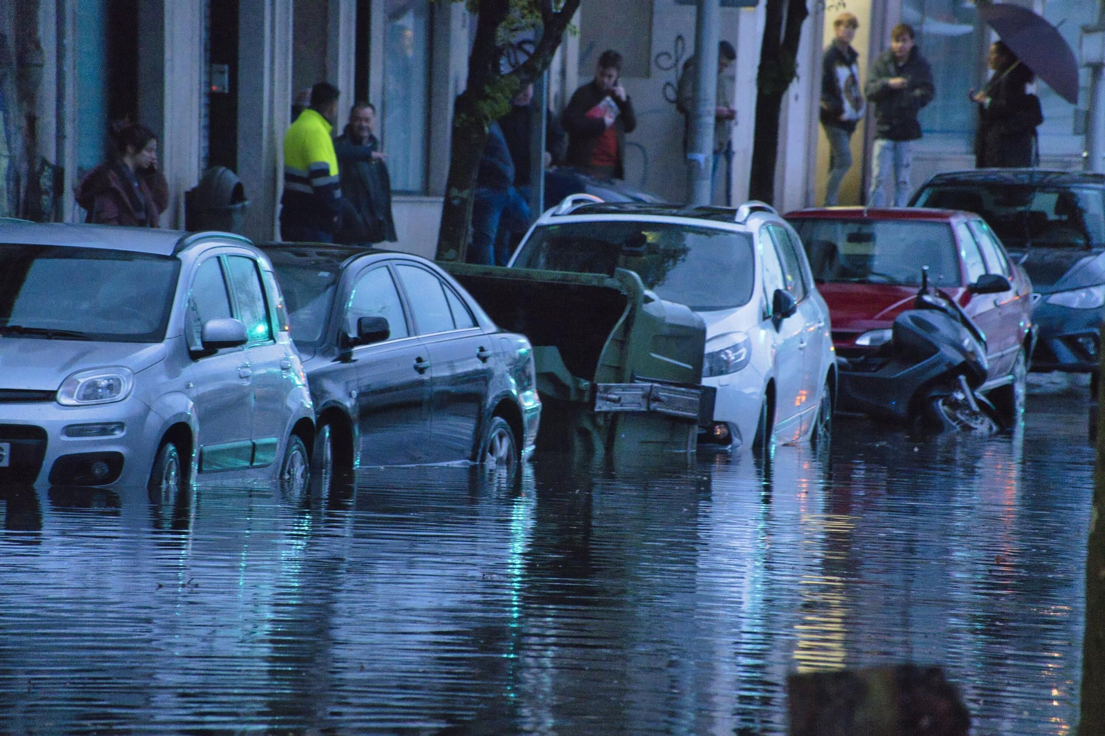 Galería | Calles inundadas y fuerte oleaje en la ría de Vigo por el temporal
