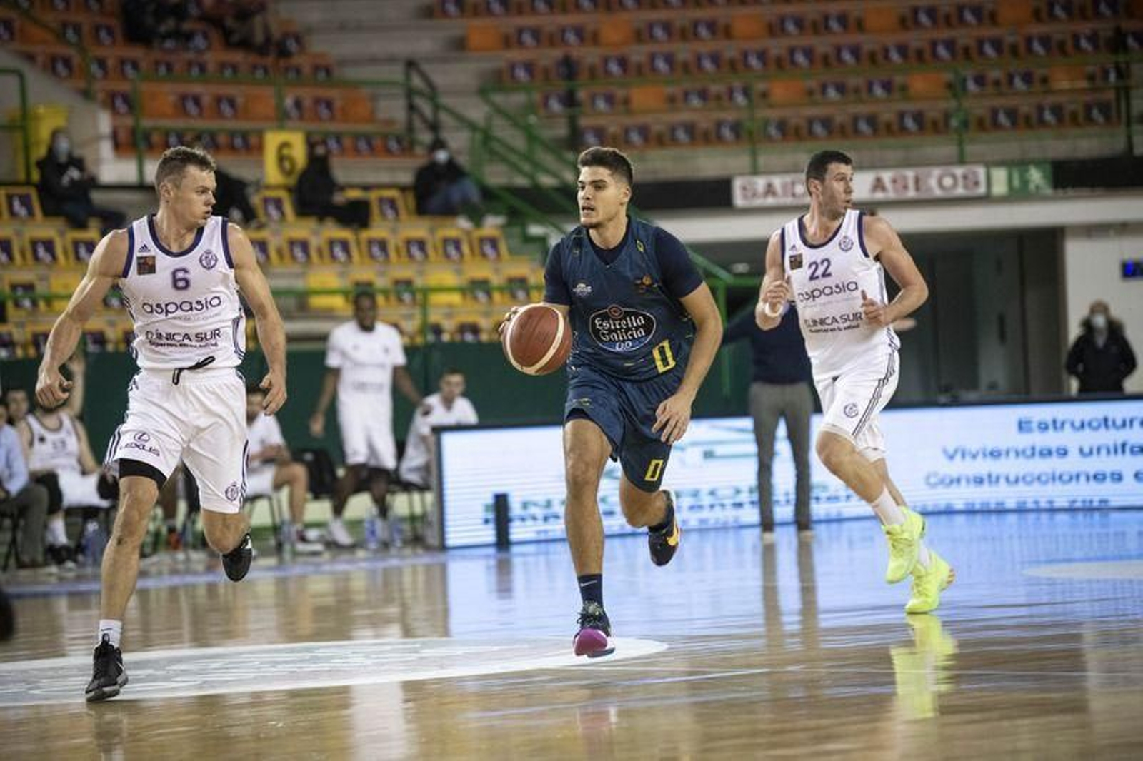 Partido de LEB Oro en el Pazo Paco Paz entre el COB y el Valladolid // FOTO: ÓSCAR PINAL