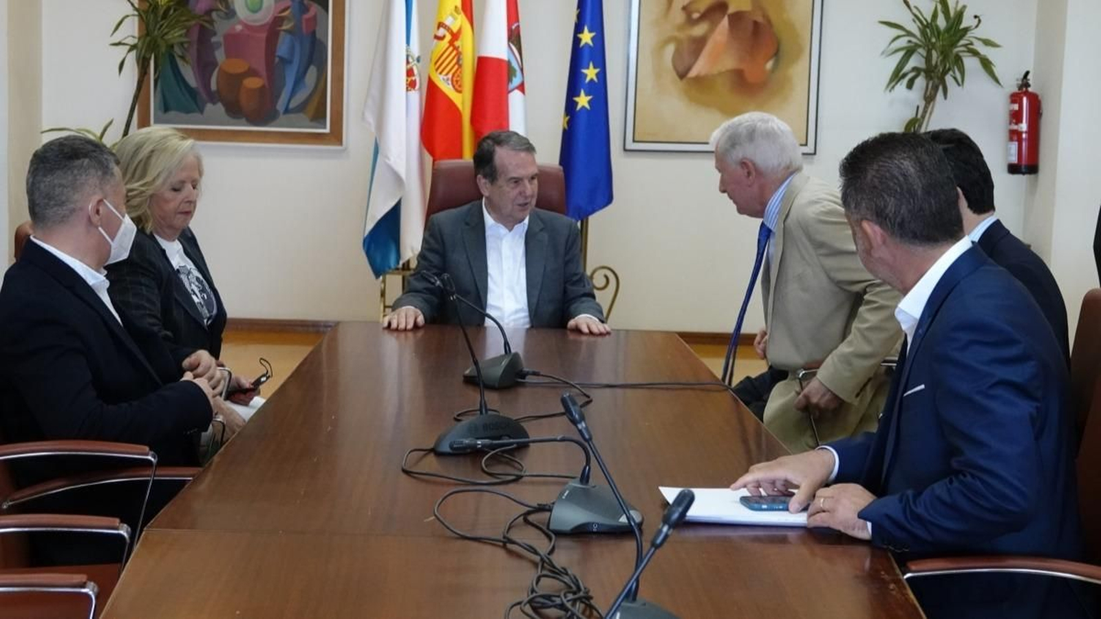 Momento de la reunión del alcalde, Abel Caballero, junto con la organización de la cofradía del Cristo de la Victoria.
