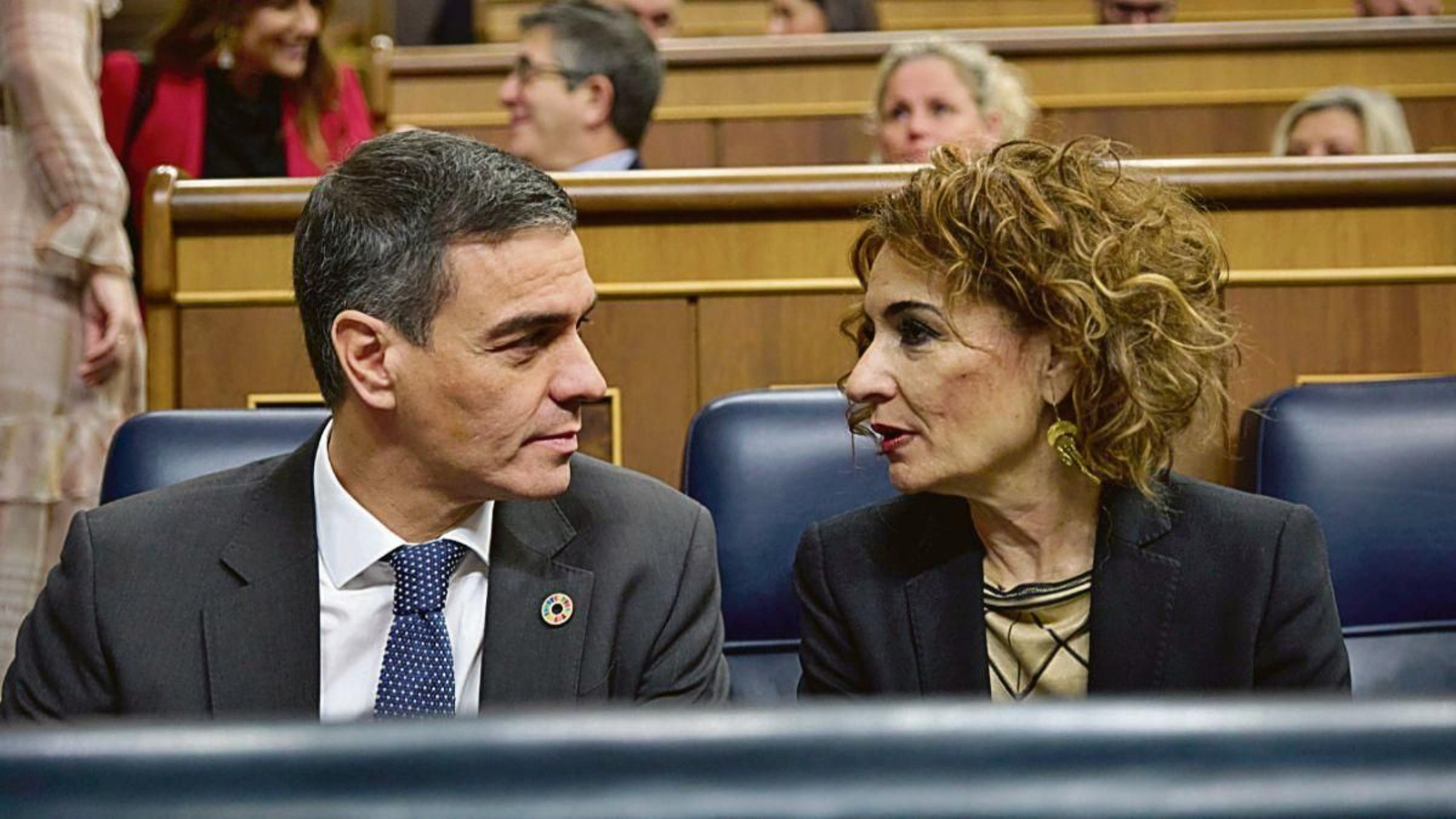 El presidente Pedro Sánchez, con la ministra de Hacienda, María Jesús Montero.