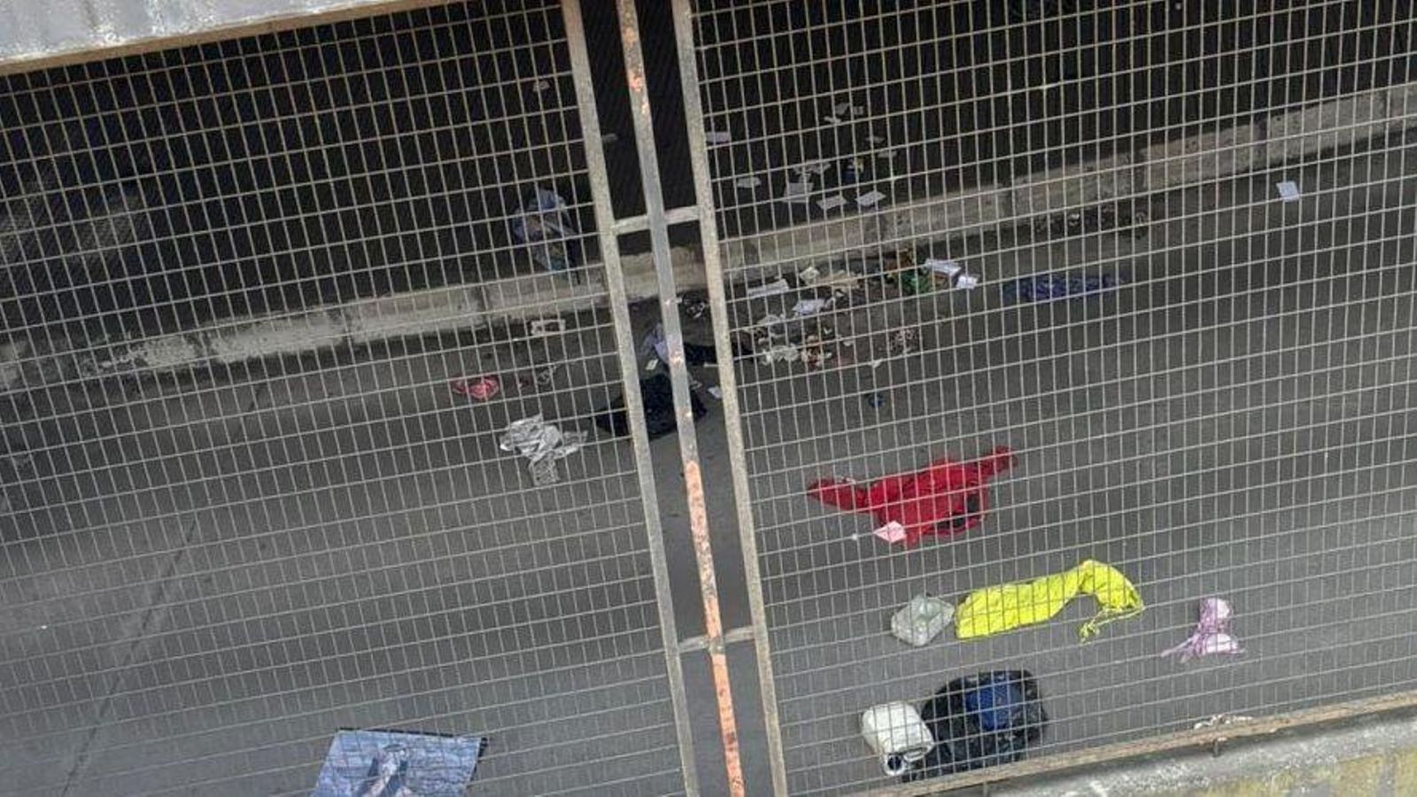 Ropa y basura en la zona de las dársenas, señal de movimiento en el interior.