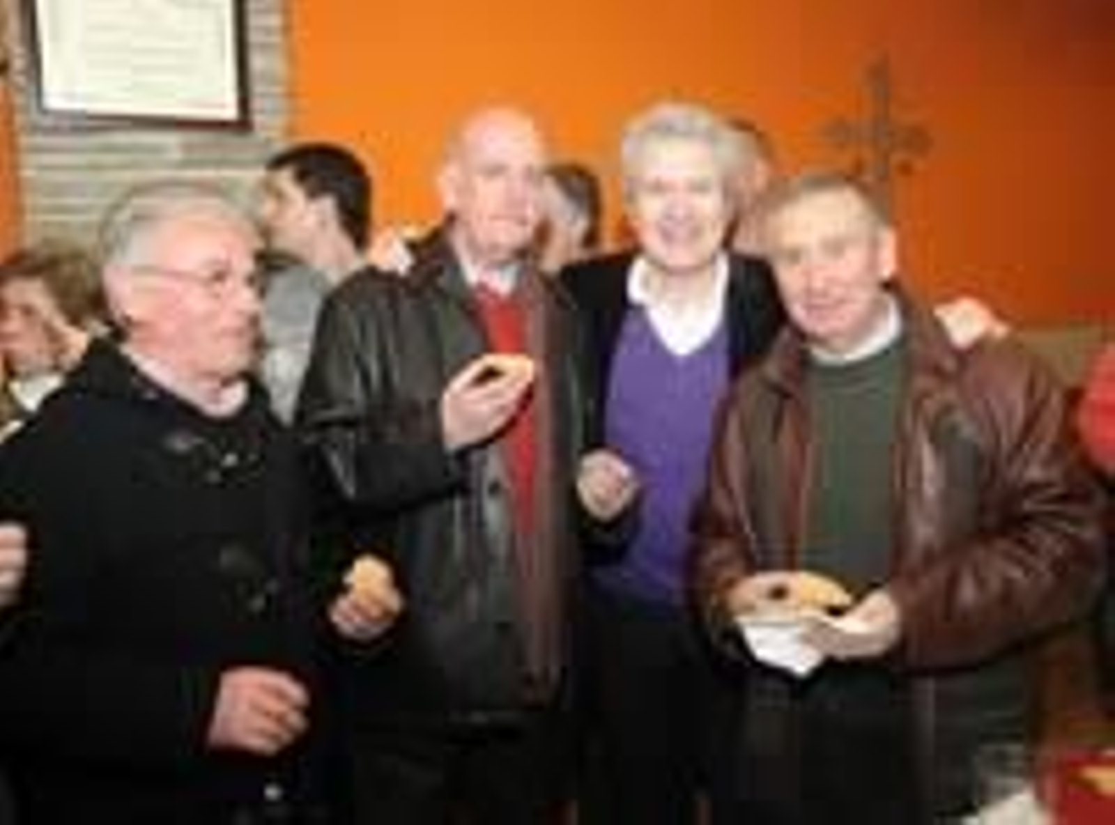 Emilio del Río con los socios del Centro Asturiano de Logroño.