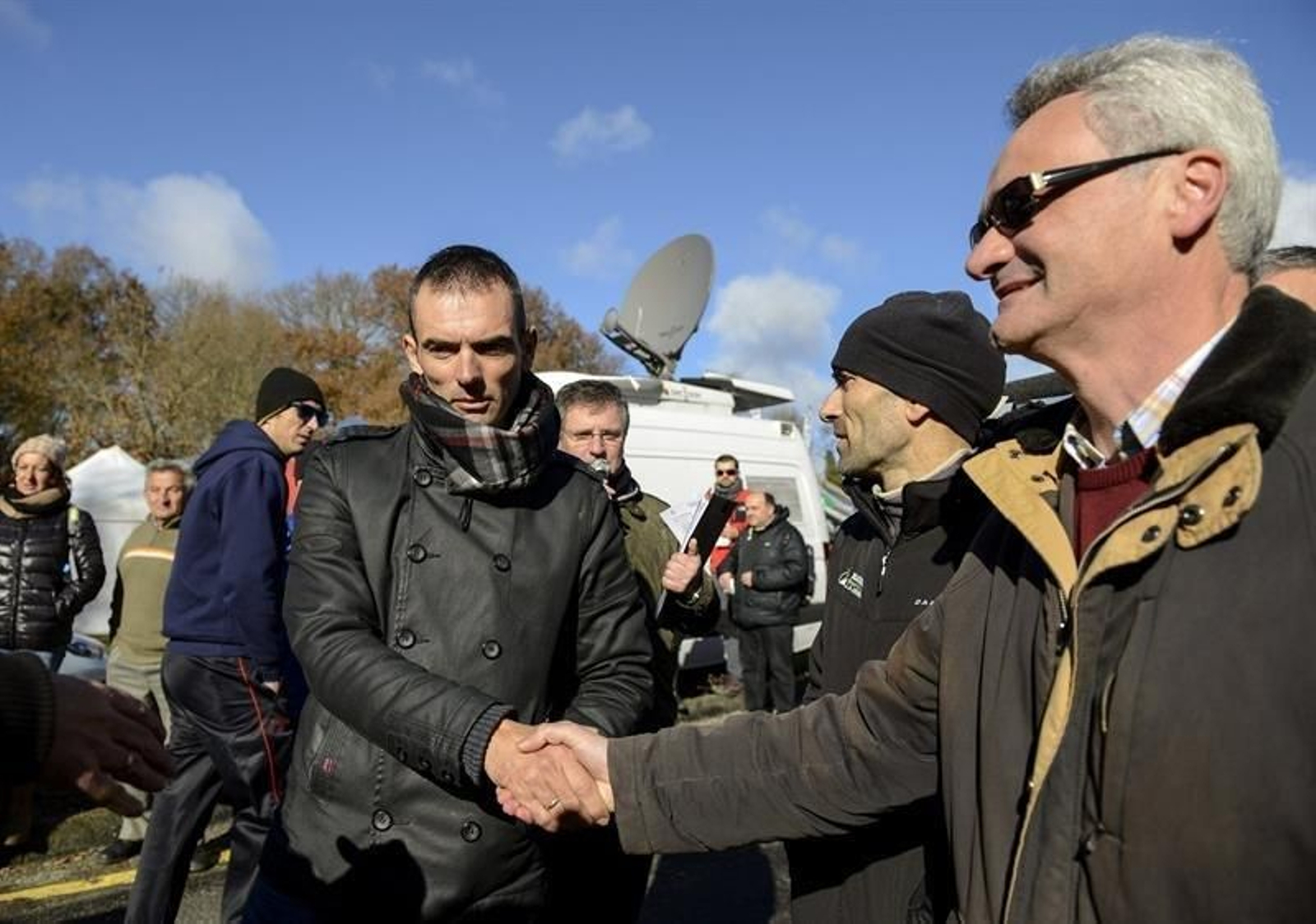 El subinspector de Policía Vicente Alló, herido el pasado noviembre en un atraco en una sucursal bancaria de Vigo, saluda al alcalde de Maceda, Xavier Oviedo