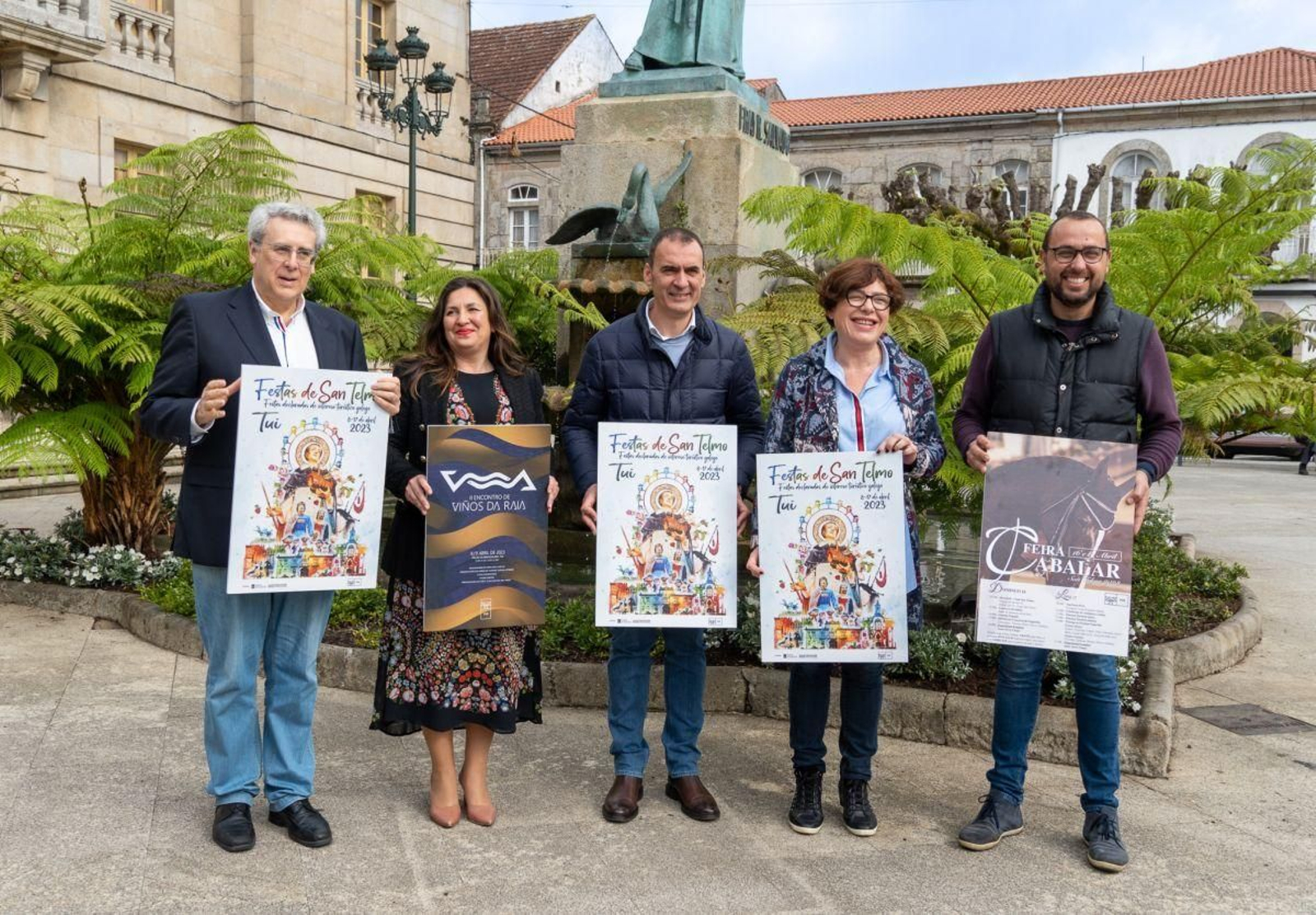 Enrique Cabaleiro ayer con los concejales Sonsoles Vicente, Ana Núñez, Rafael Estévez y José Ramón Magán.