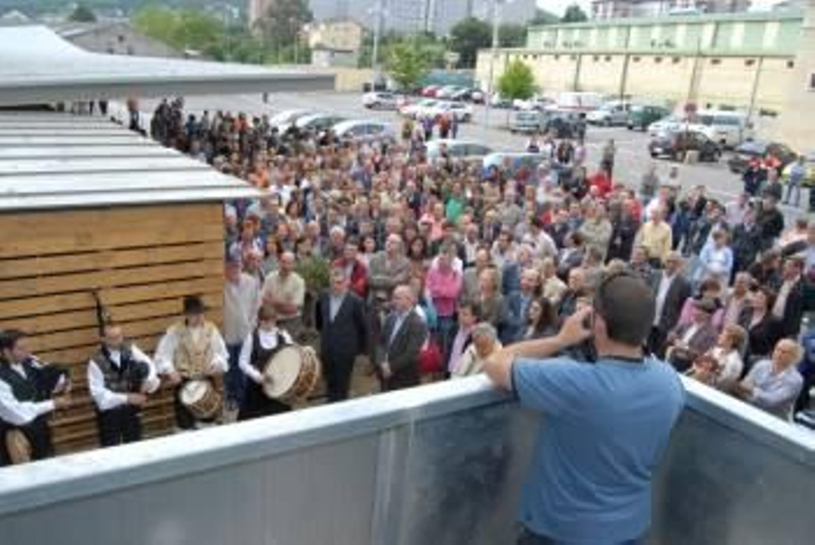 Asistentes a la inauguración. Al fondo, el aparcamiento. (Foto: Eva Domínguez)