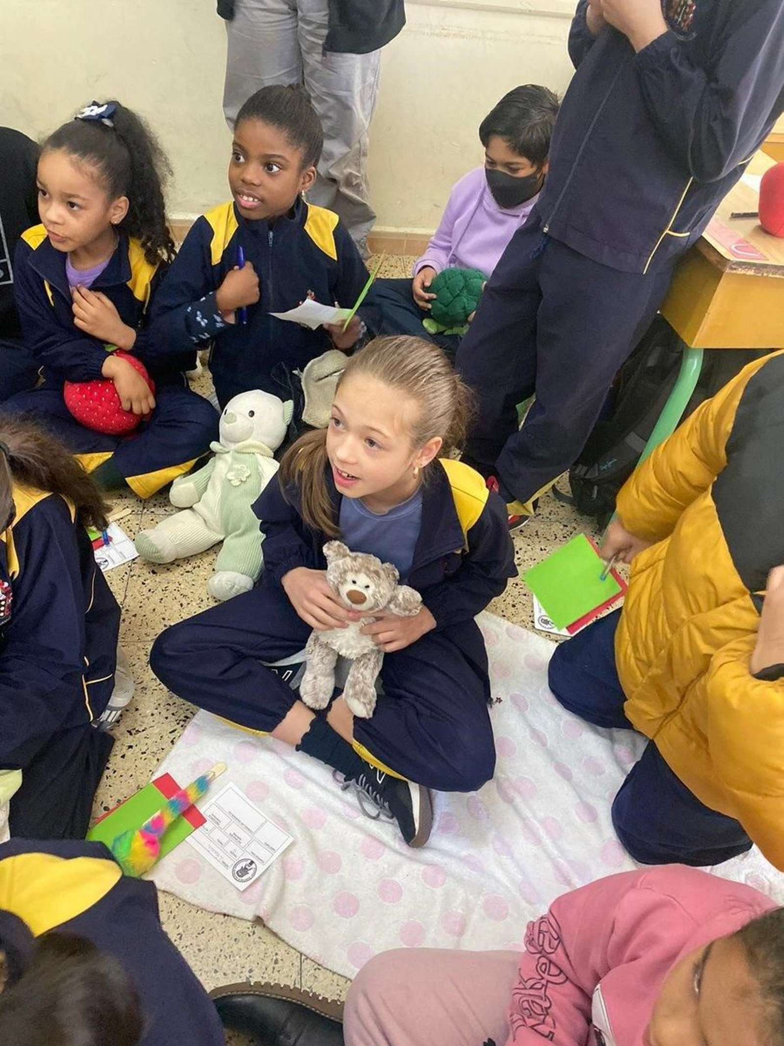 Padre Feijóo Zorelle. El taller “Pupas, sustos e outros disgustos” llegó a los alumnos de tercero y cuarto de Primaria. A través del juego aprendieron a hacer un buen uso de los servicios sanitarios y actuar ante una emergencia.