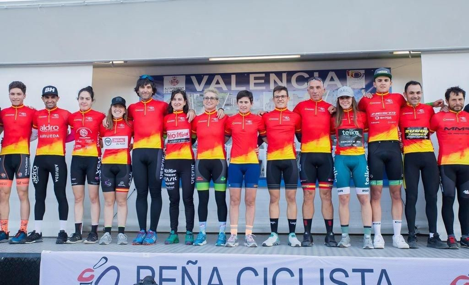 Miguel Fernández, a la izquierda, e Isabel Castro, en el centro con gafas, posan para la fotografía con todos los ganadores de la Copa de España.