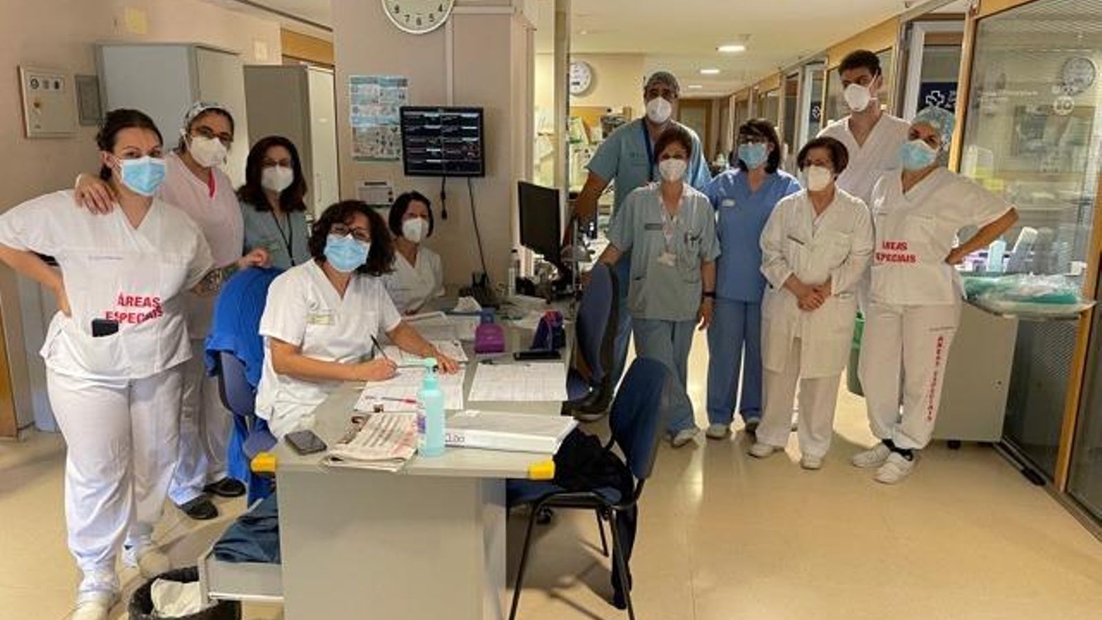 Equipo de la UCI del CHUO.