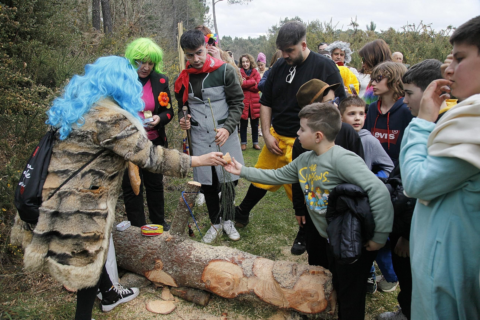 Galería | As Teixugueiras ya tienen a su meco de este Entroido