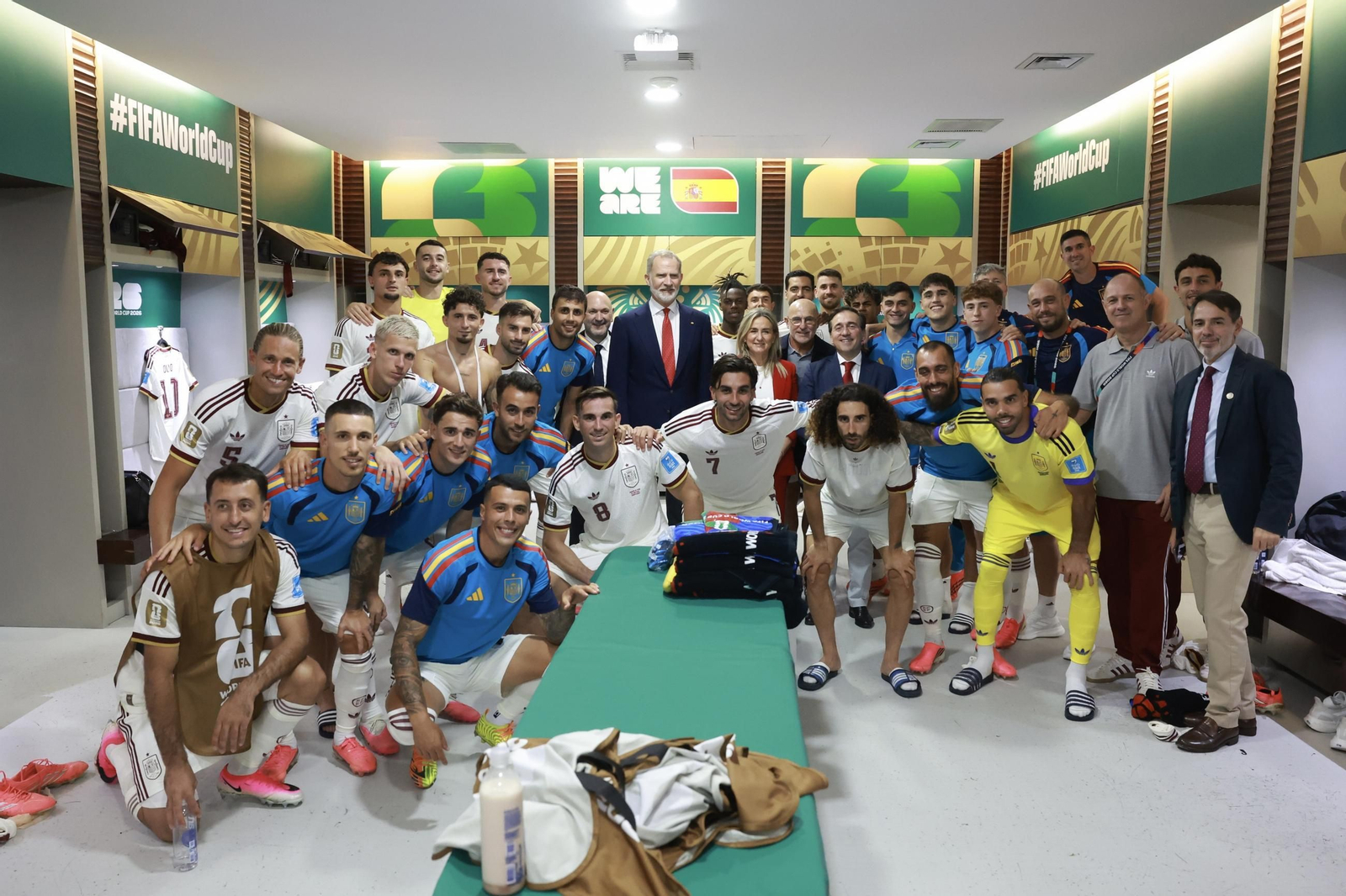 Borja y el resto de internacionales posan con el rey tras el partido.