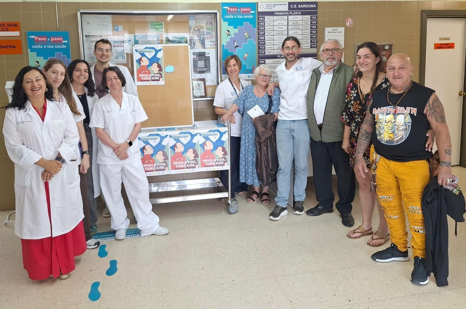 Profesionales y pacientes ayer en el centro de salud de Sárdoma.