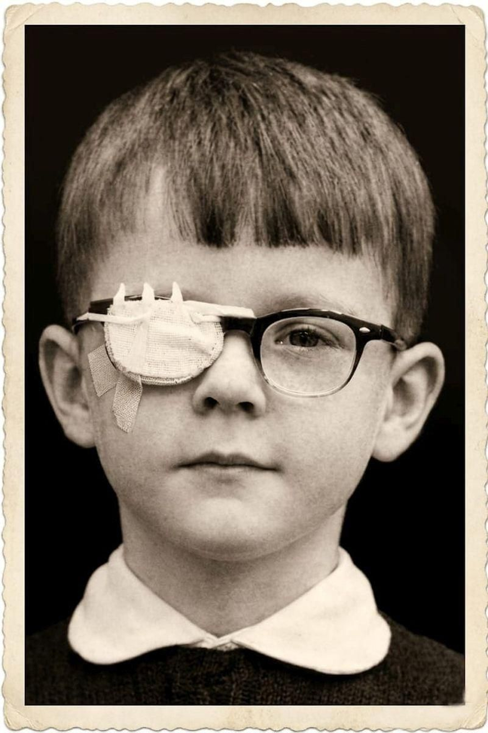 El autor con parche en el ojo.