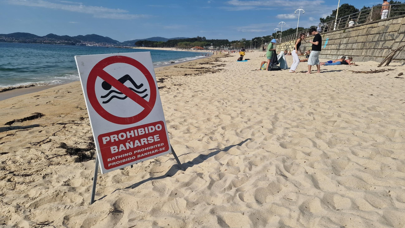 Un cartel indicando la prohibición del baño en Samil.