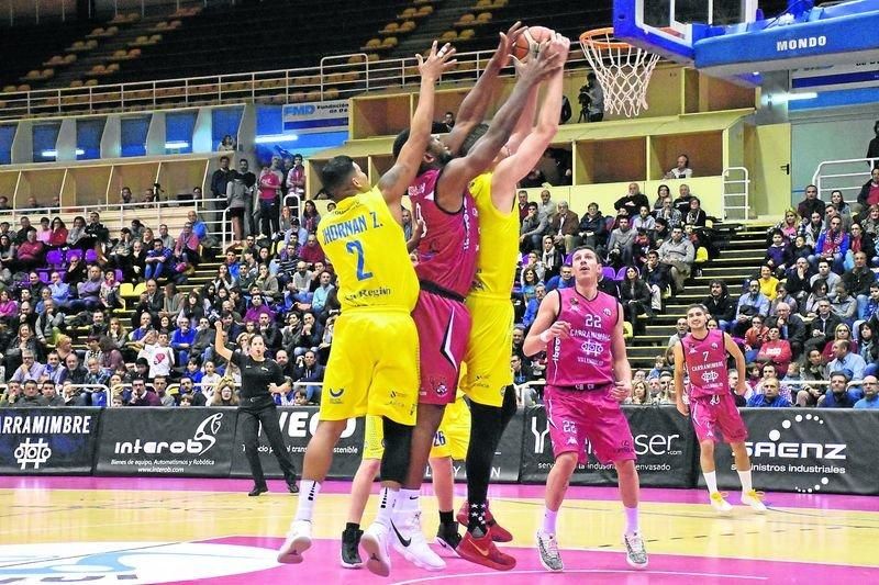 Zamora y Rozitis pelean un rebote con Aboubacar.