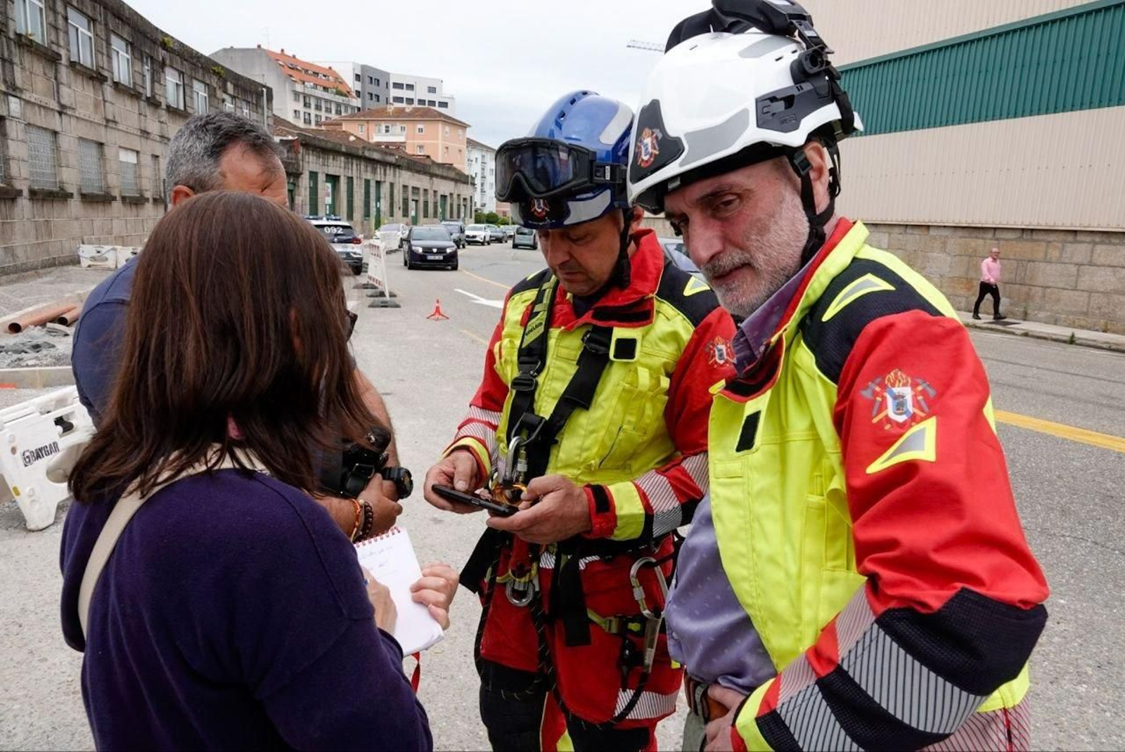 Bomberos informando de lo ocurrido.