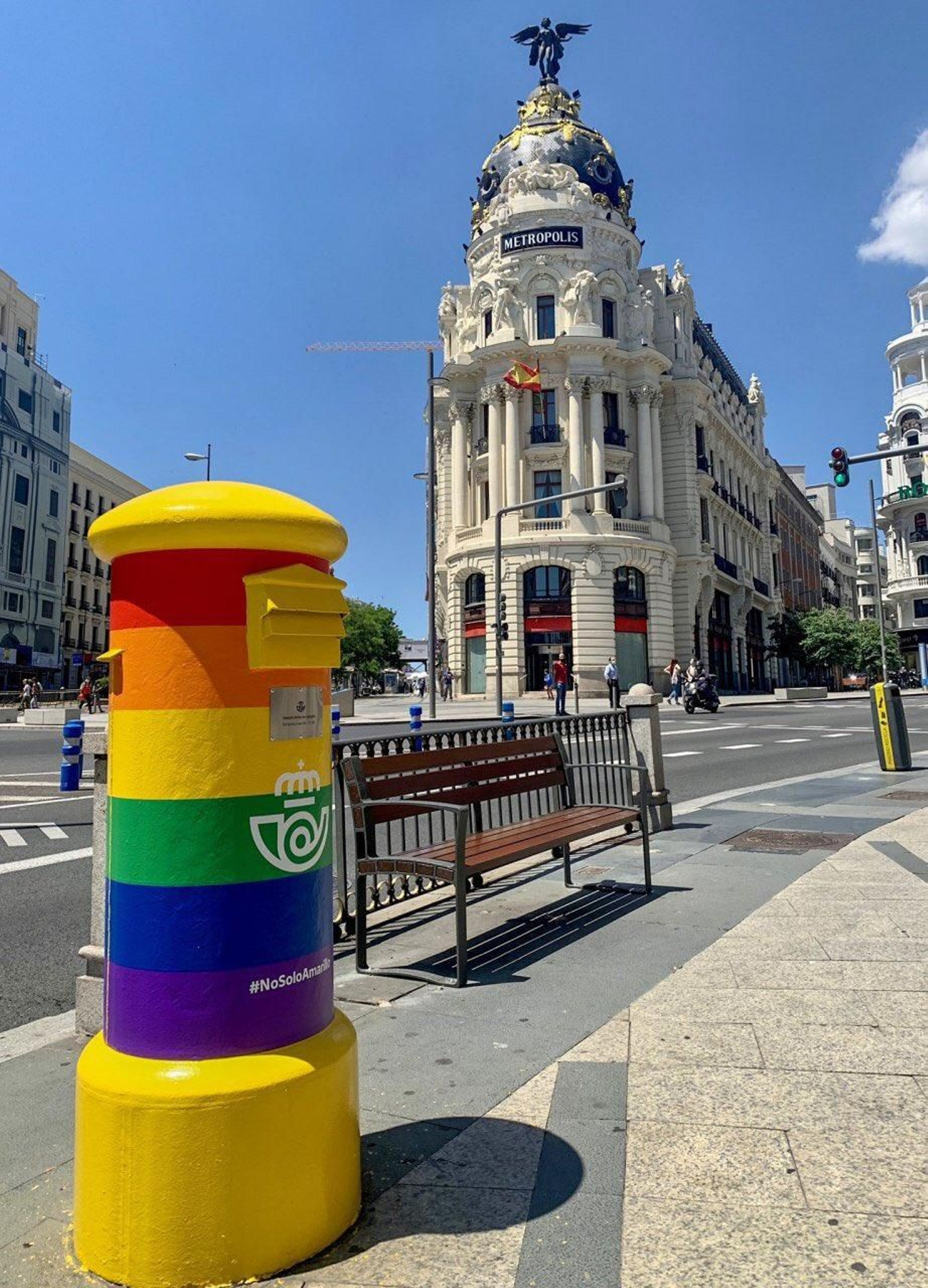 Uno de los buzones de Correos en Madrid. FOTO: @LGTBIGob