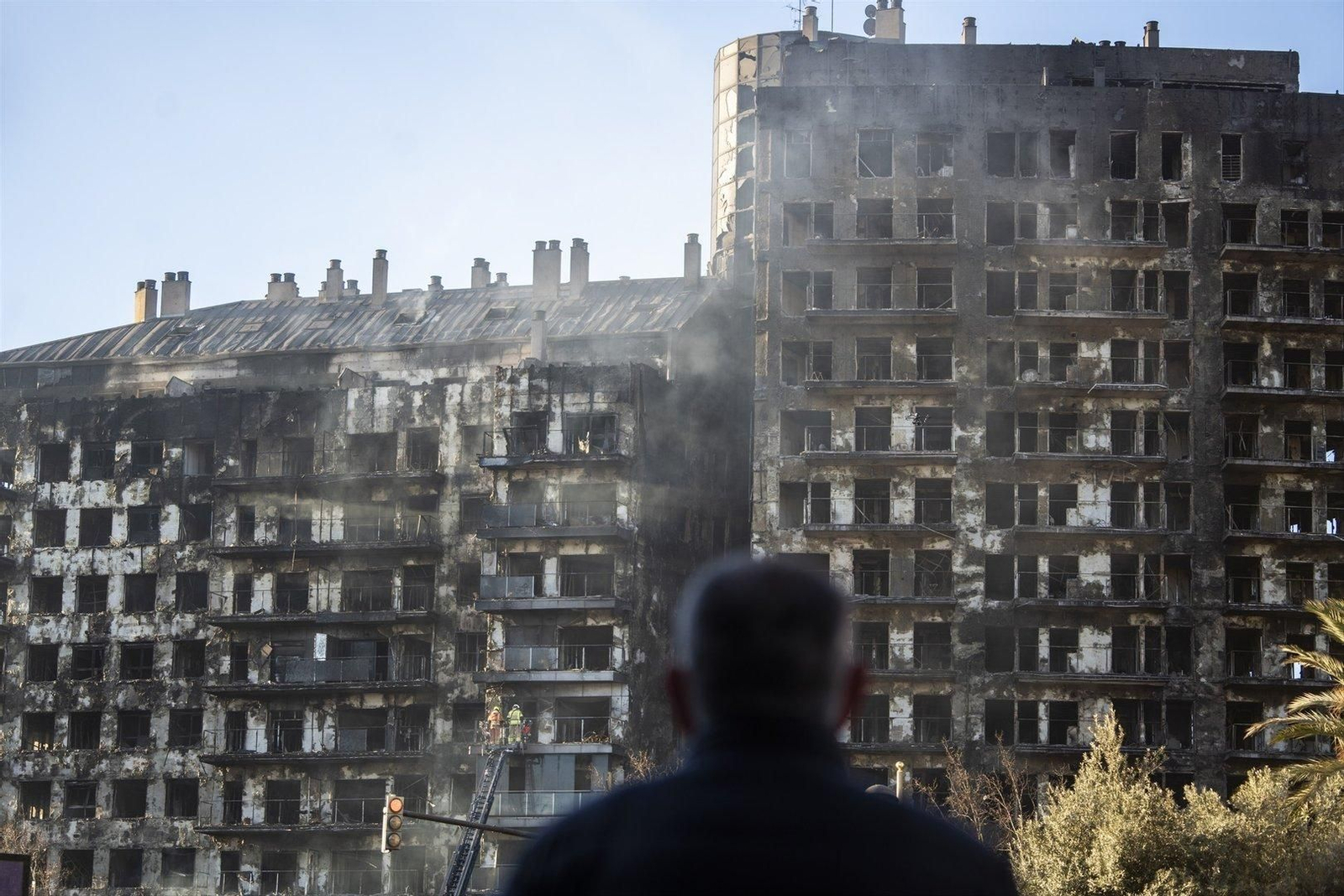 Un vecino de Valencia observa el estado del edificio.