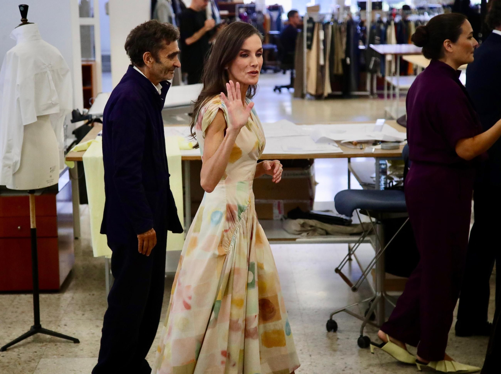 Galería | Desde la exposición hasta los talleres, el recorrido de la reina Leticia por Adolfo Domínguez