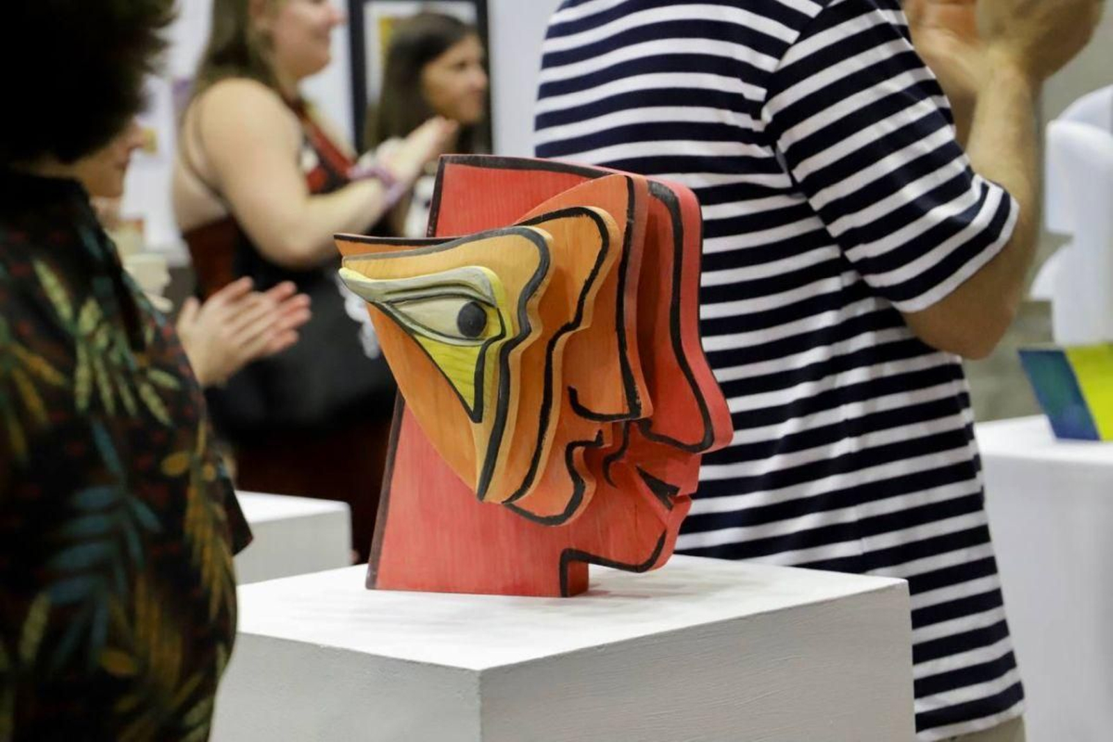 Uno de los objetos picassianos en la exposición.