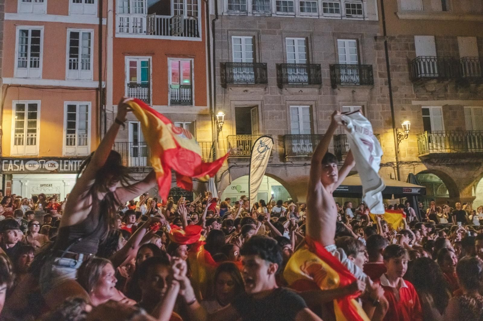 Galería | La ilusión por España en la semifinal tiñe de rojo la provincia de Ourense, en fotos
