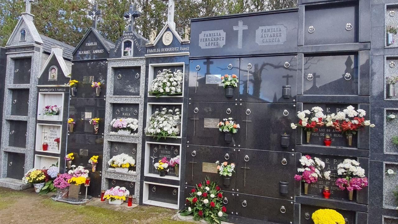 Cementerio de Manzaneda esta mañana festiva. // R,M.