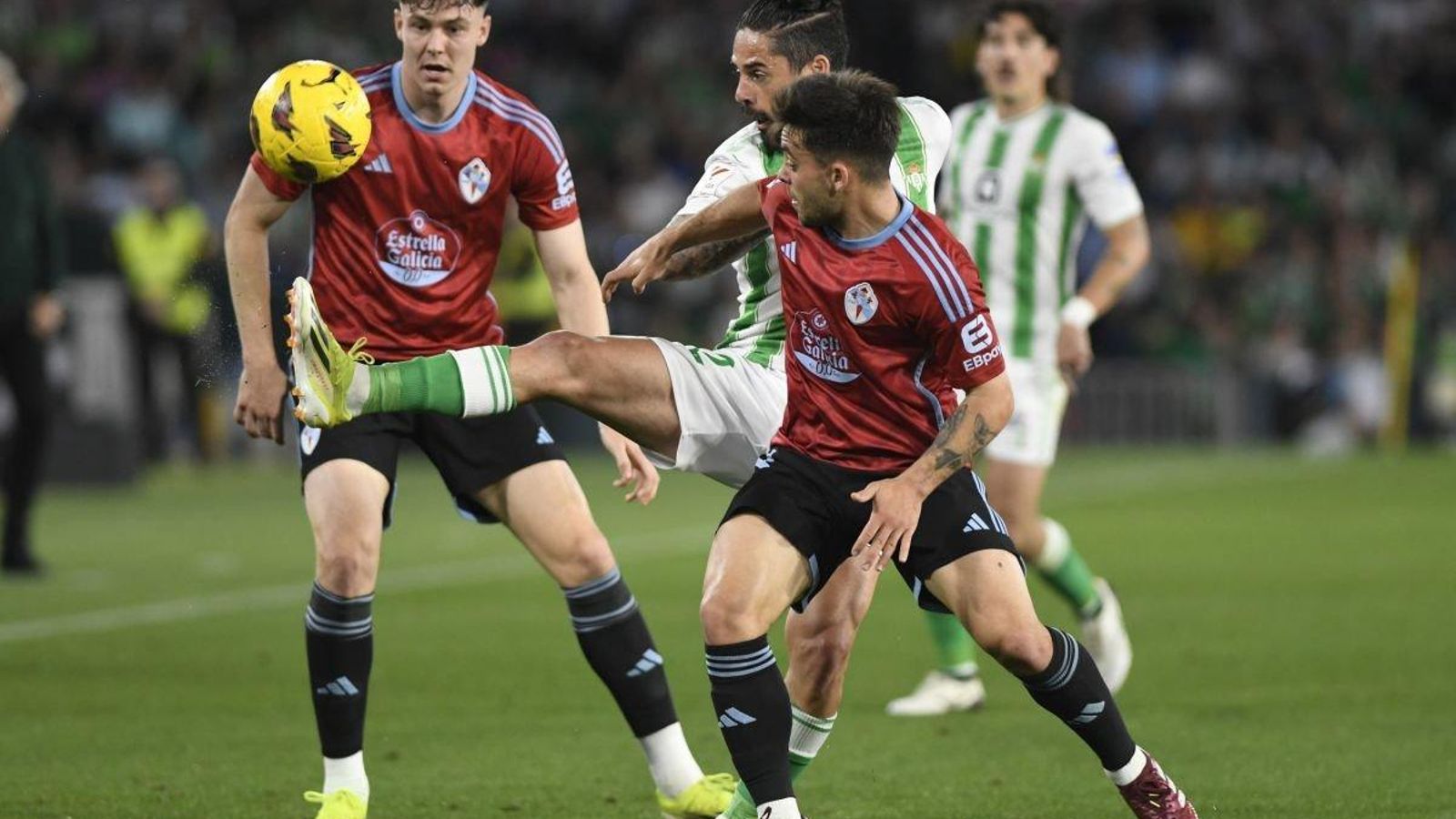 Fran Beltrán trata de frenar al bético Isco en presencia de Jorgen Strand Larsen anoche en el Villamarín.