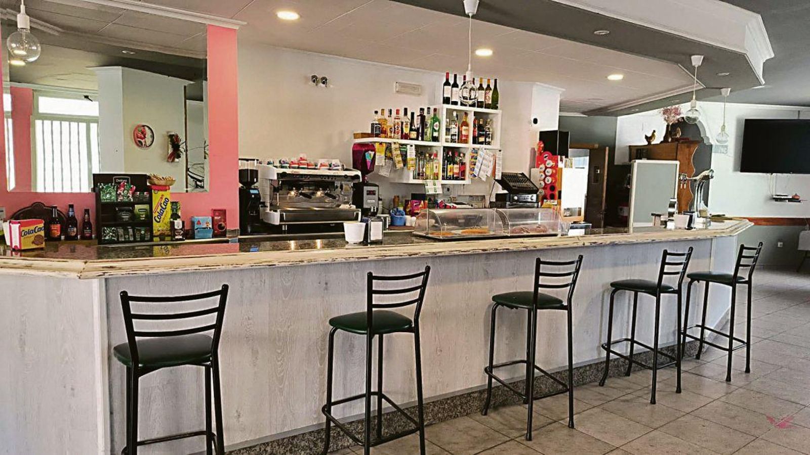 Interior del Bar Nicoya, en el centro de A Gudiña. (FOTO: C. CLAVERÍA)