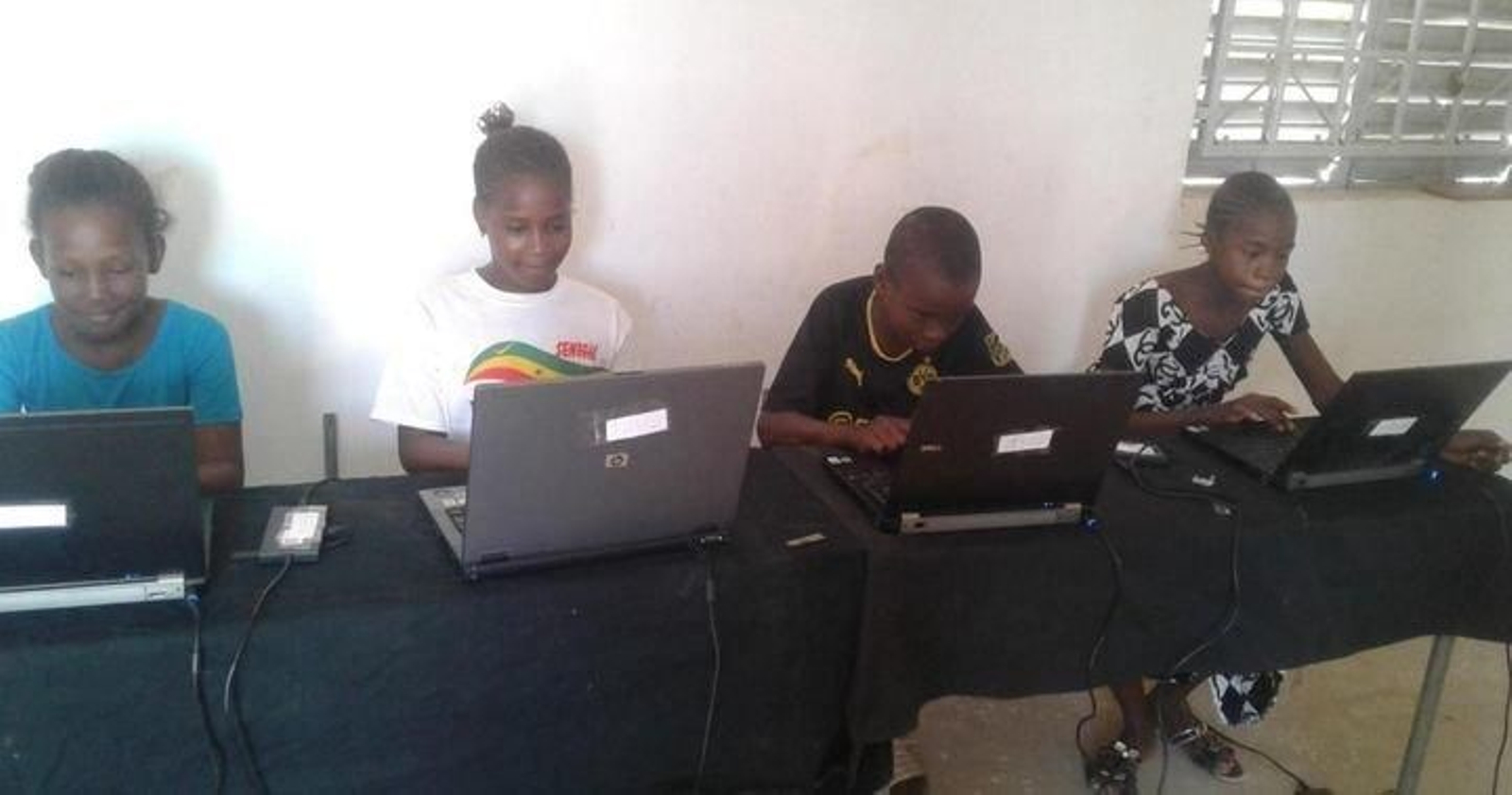 Escolares de primaria de la escuela Thillé Boubacar, en Podor (Senegal), con los equipos recibidos.