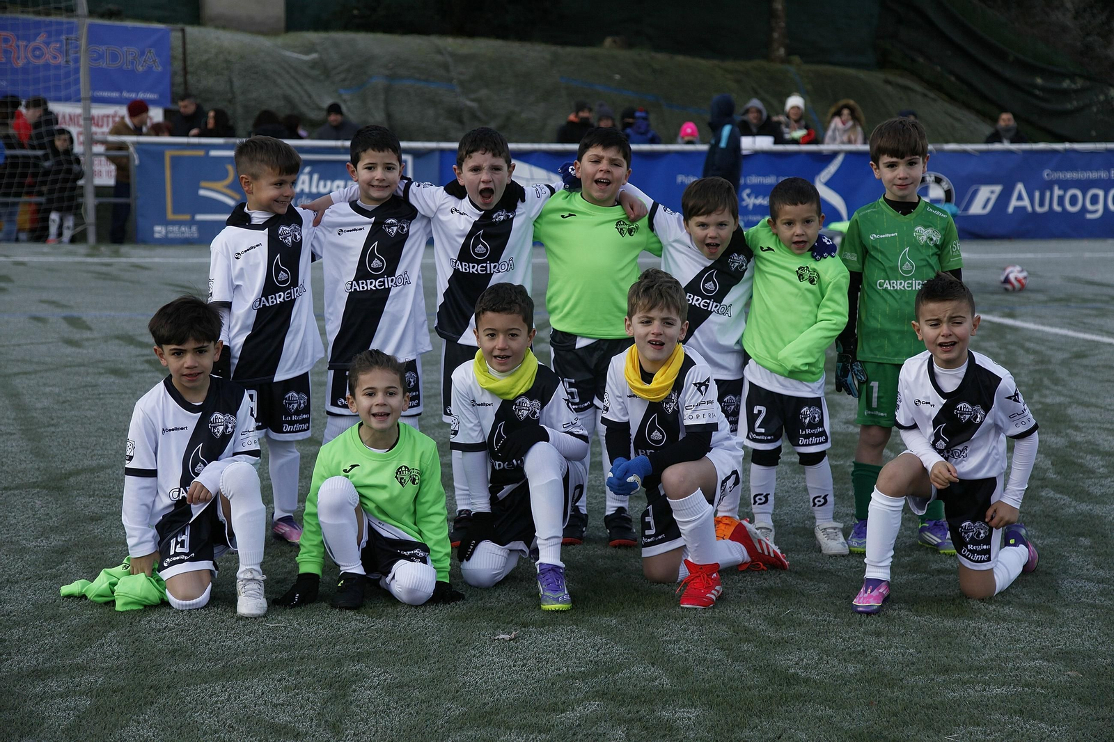 Galería | El fútbol base ourensano disfruta de un torneo benéfico en Barbadás