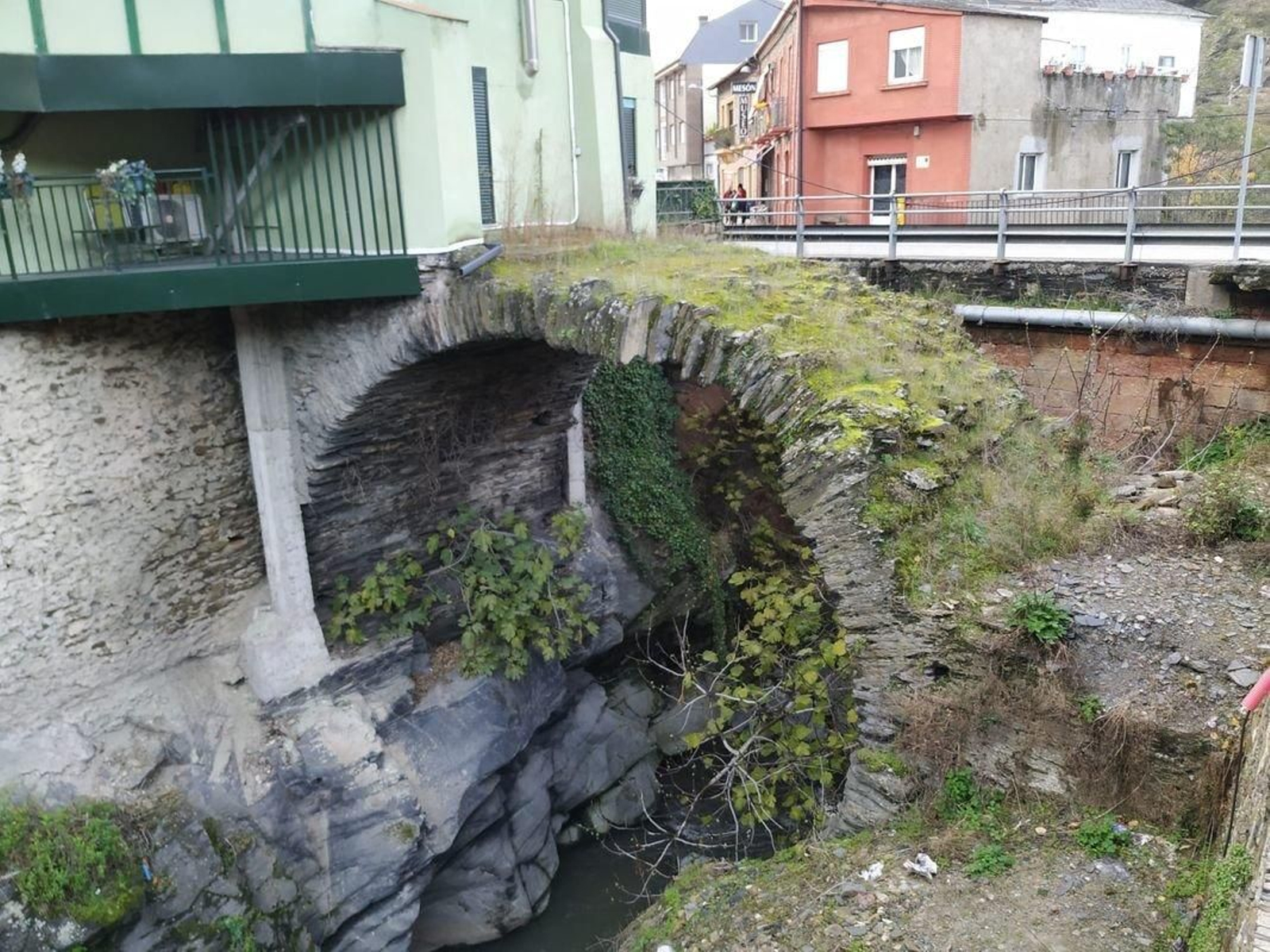 Puente de pizarra sobre el río Casaio, en Sobradelo (Carballeda de Valdeorras).