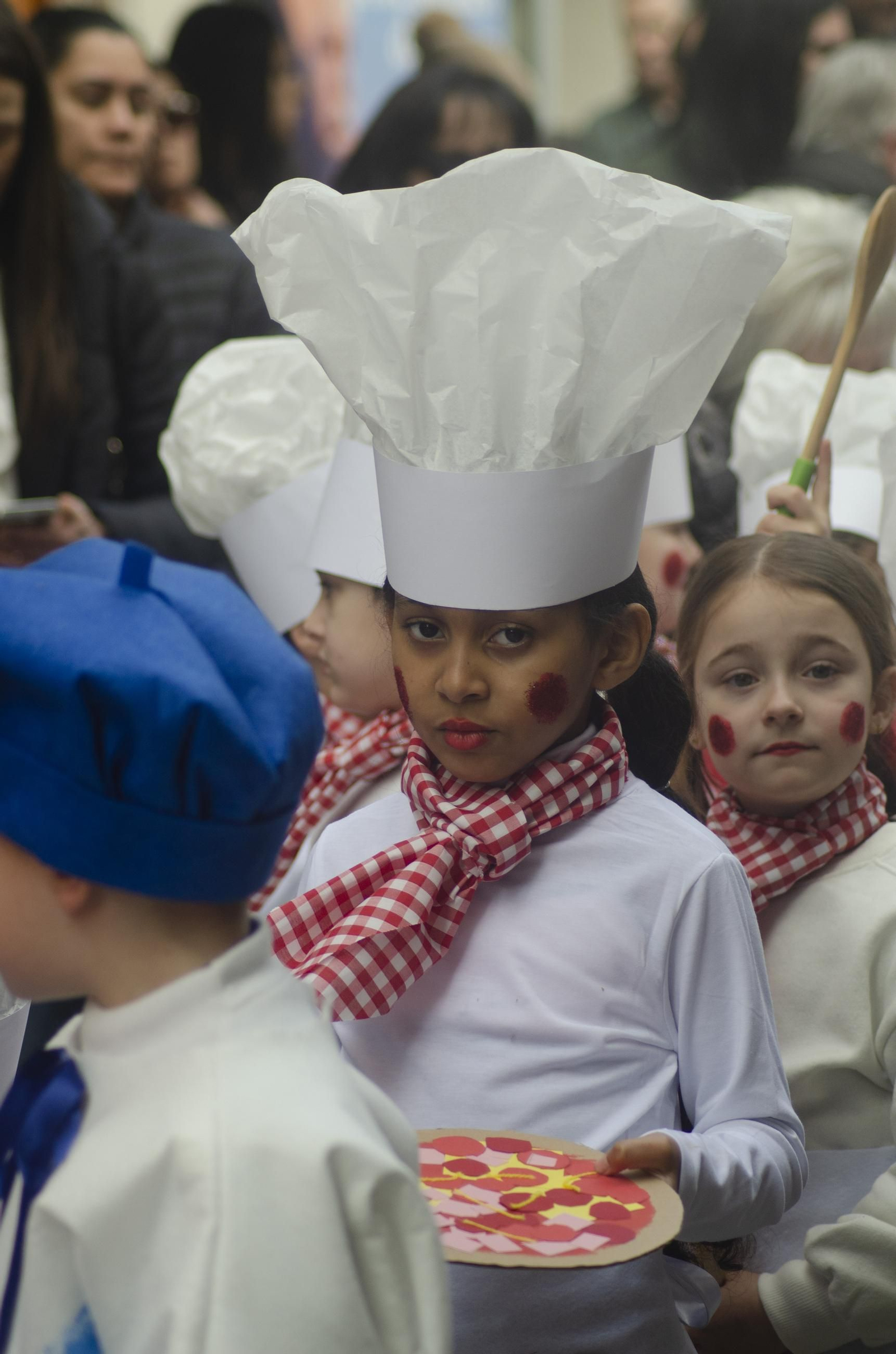 Galería | Las calles de Carballiño se llenan de color con el desfile escolar de Entroido
