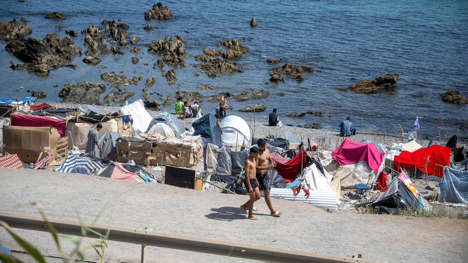 Varios inmigrantes acampados en una playa, a 31 de agosto de 2026, en Ceuta (España)