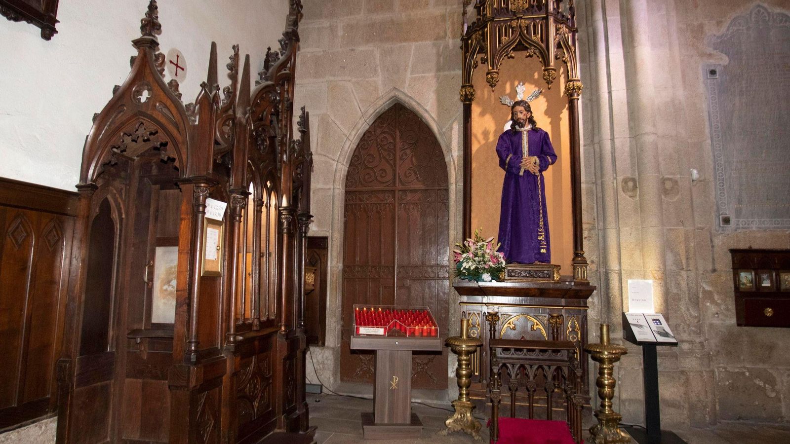 El Nazareno, con la túnica morada, indica el luto por los cofrades fallecidos.