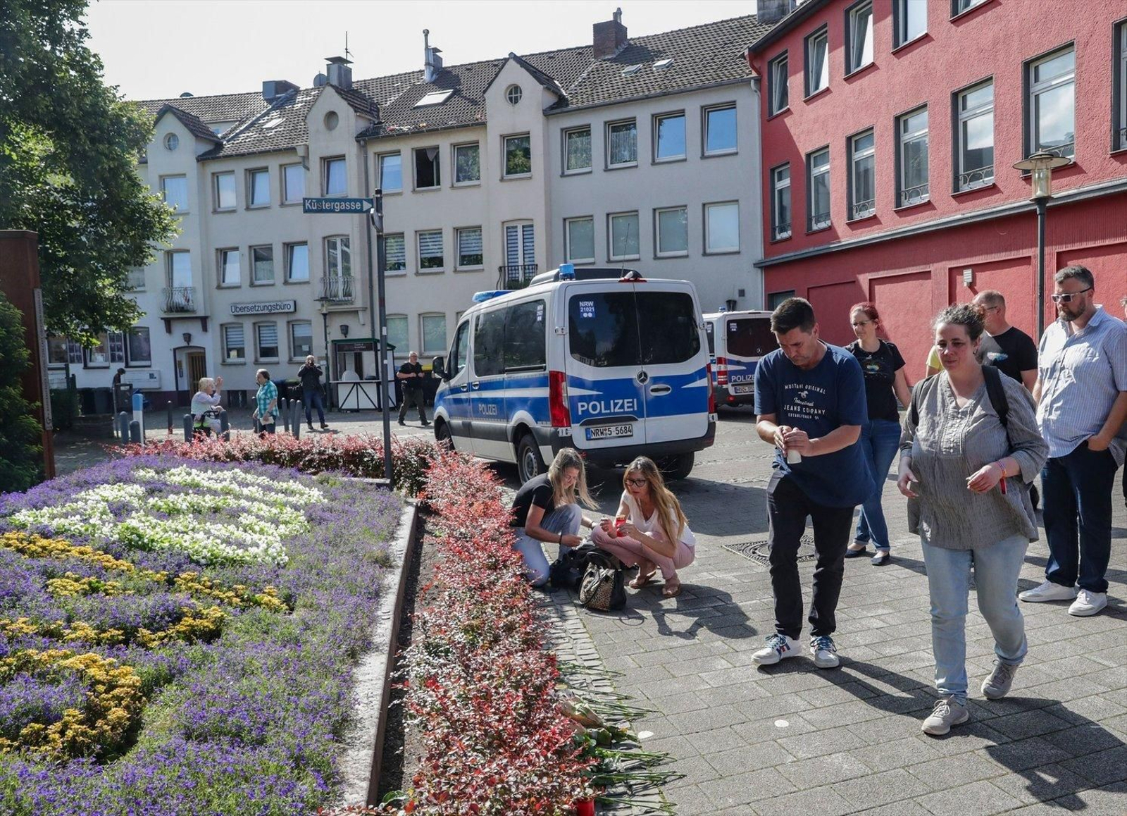Vecinos de la ciudad de Solingen  rinden homenaje a los fallecidos en el ataque. Foto: EP.