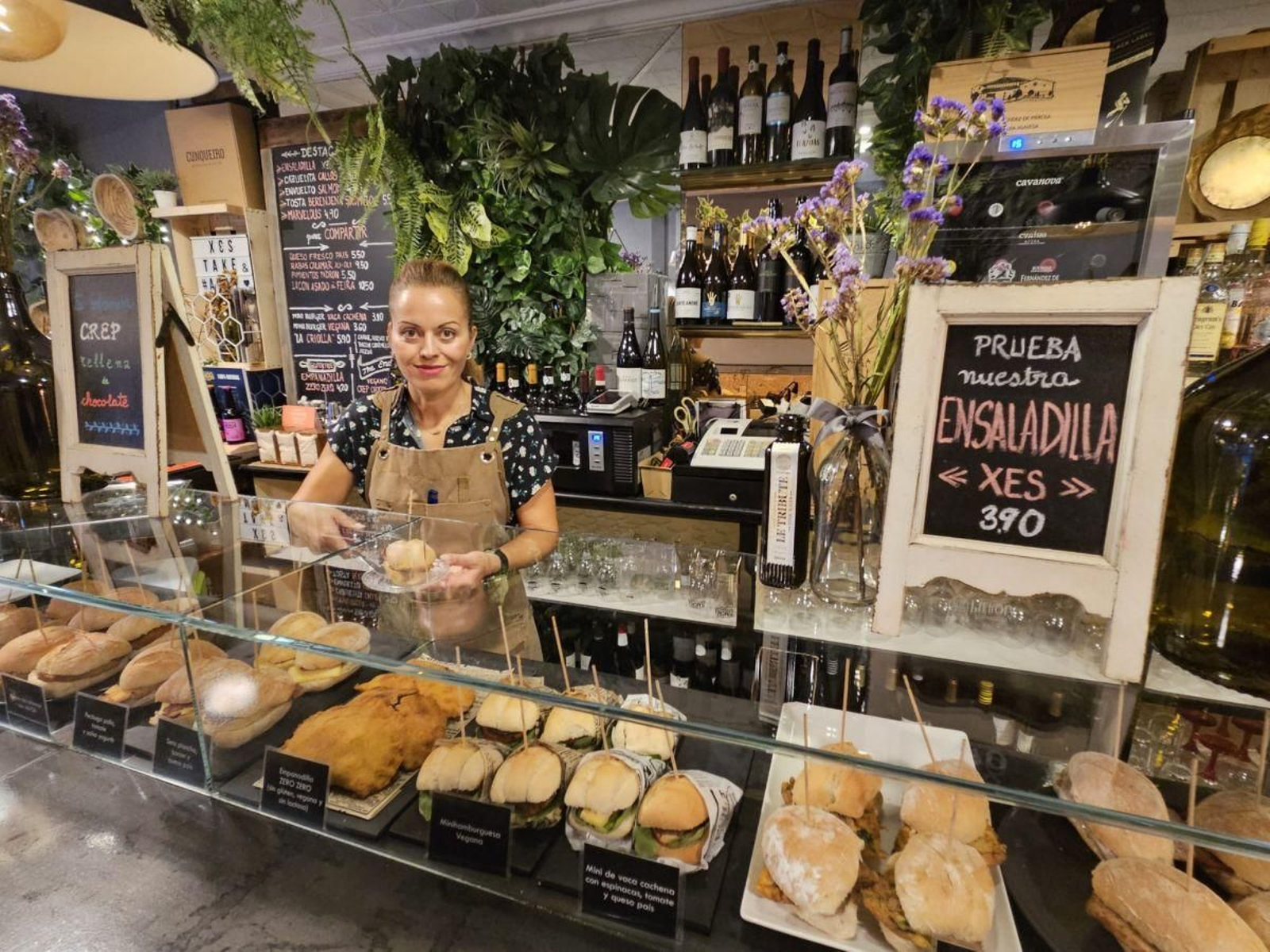 María regenta el bar Xes junto a Vicente.