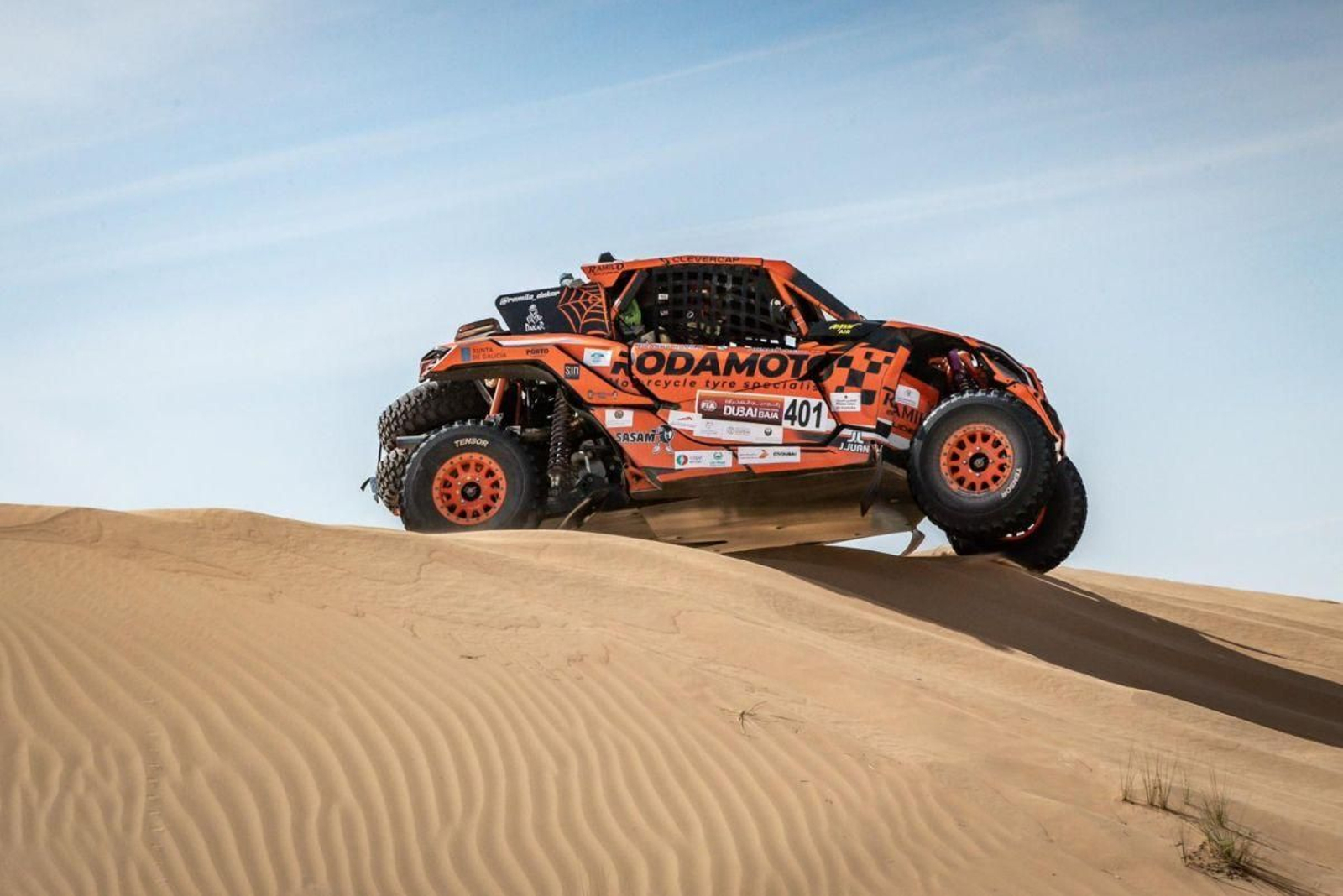 Ricardo Ramilo surca las dunas en el desierto de Dubai.