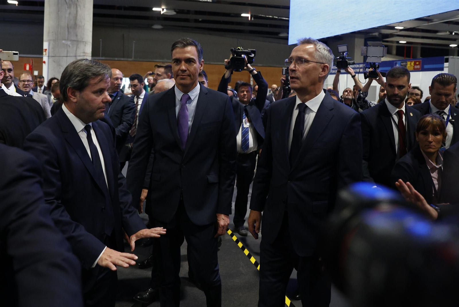 Pedro Sánchez y Jens Stoltenberg visitan las instalaciones IFEMA rodeados de periodistas. // EFE