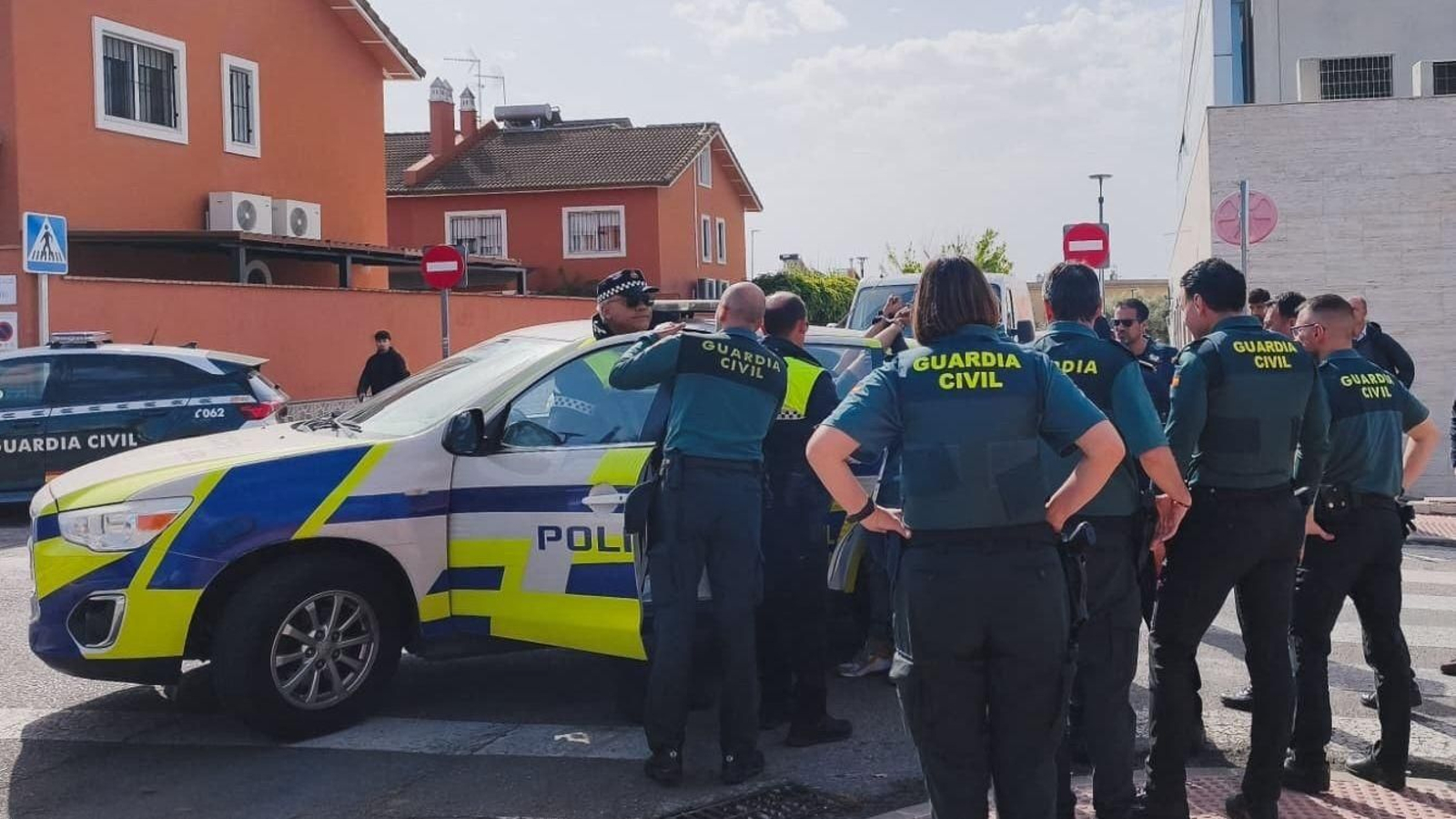 Imagen de archivo de un dispositivo de la Guardia Civil y la Policía Local en Bormujos.