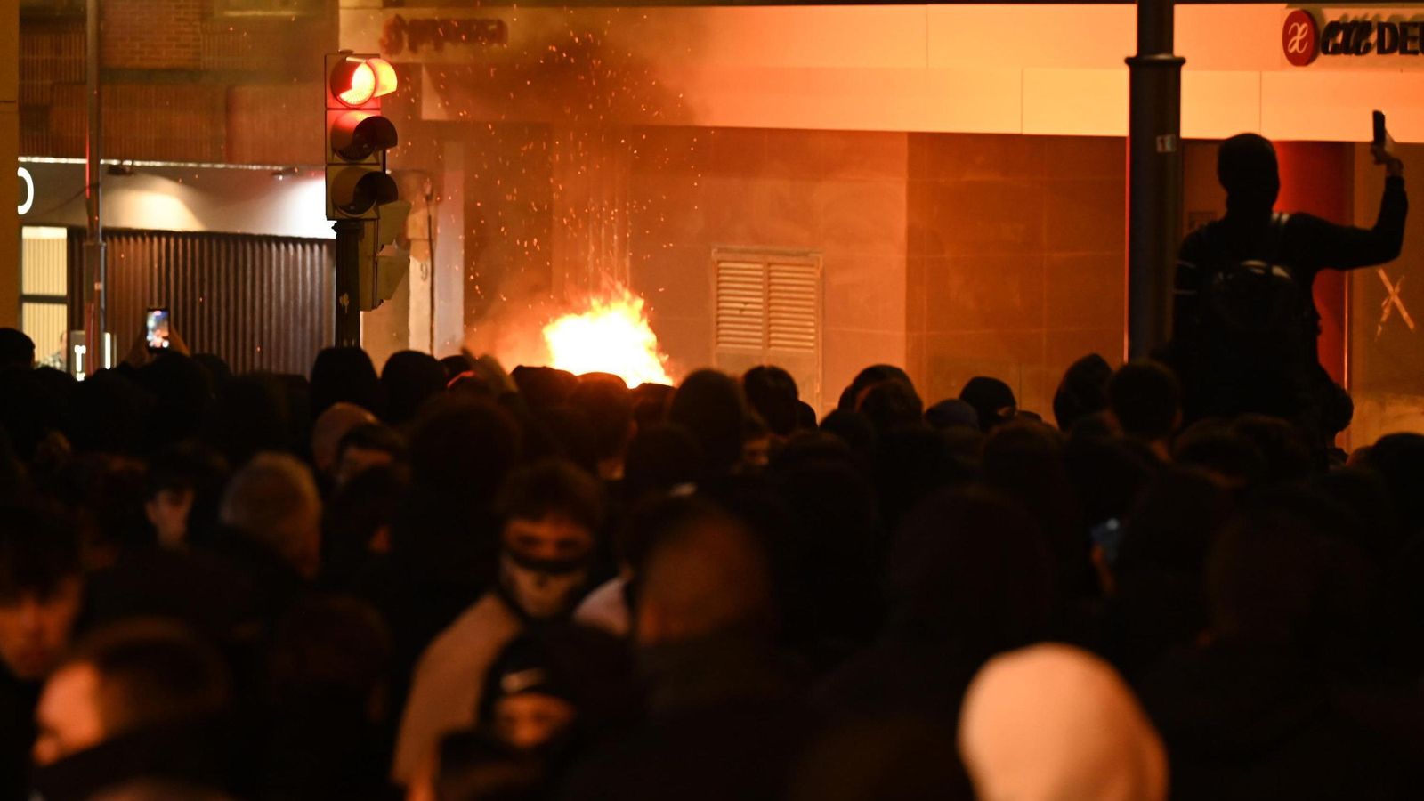 Varias personas causan disturbios tras una concentración de diversos agentes sociales con el lema "Euskal Herrian Faxismoaren Ez!"