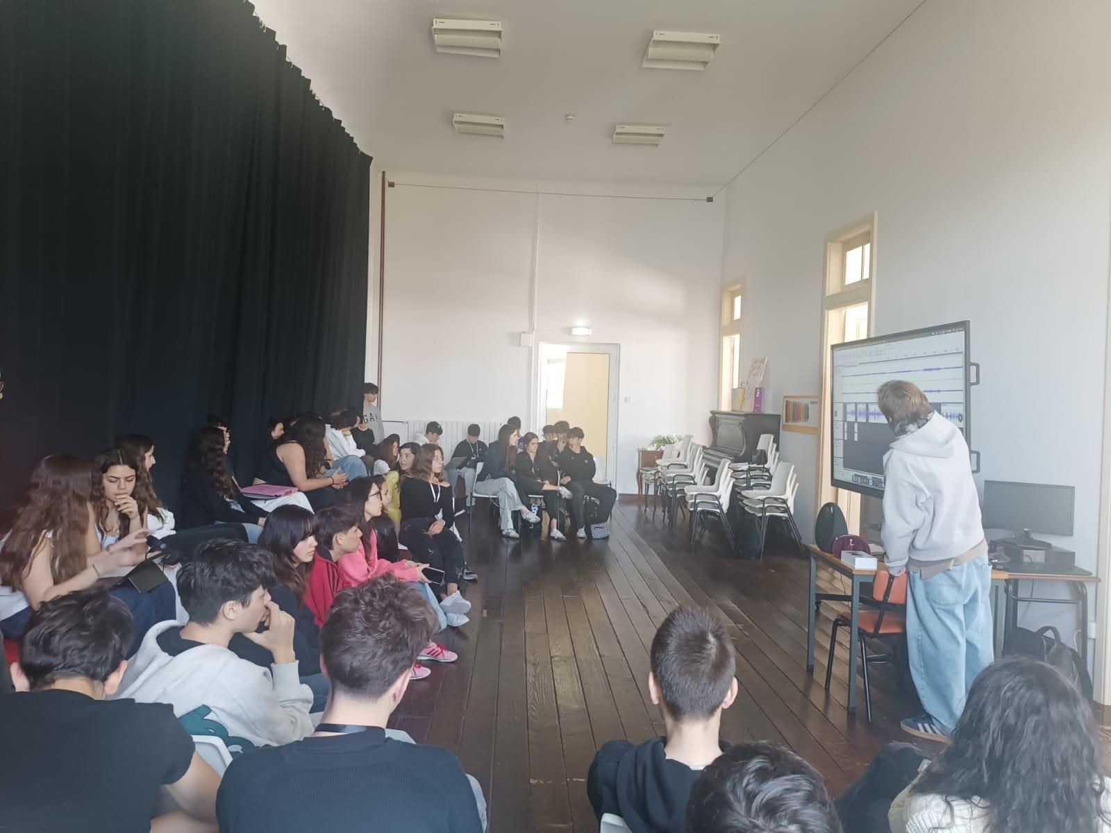 Unión cultural a través de la radio en Salesianos