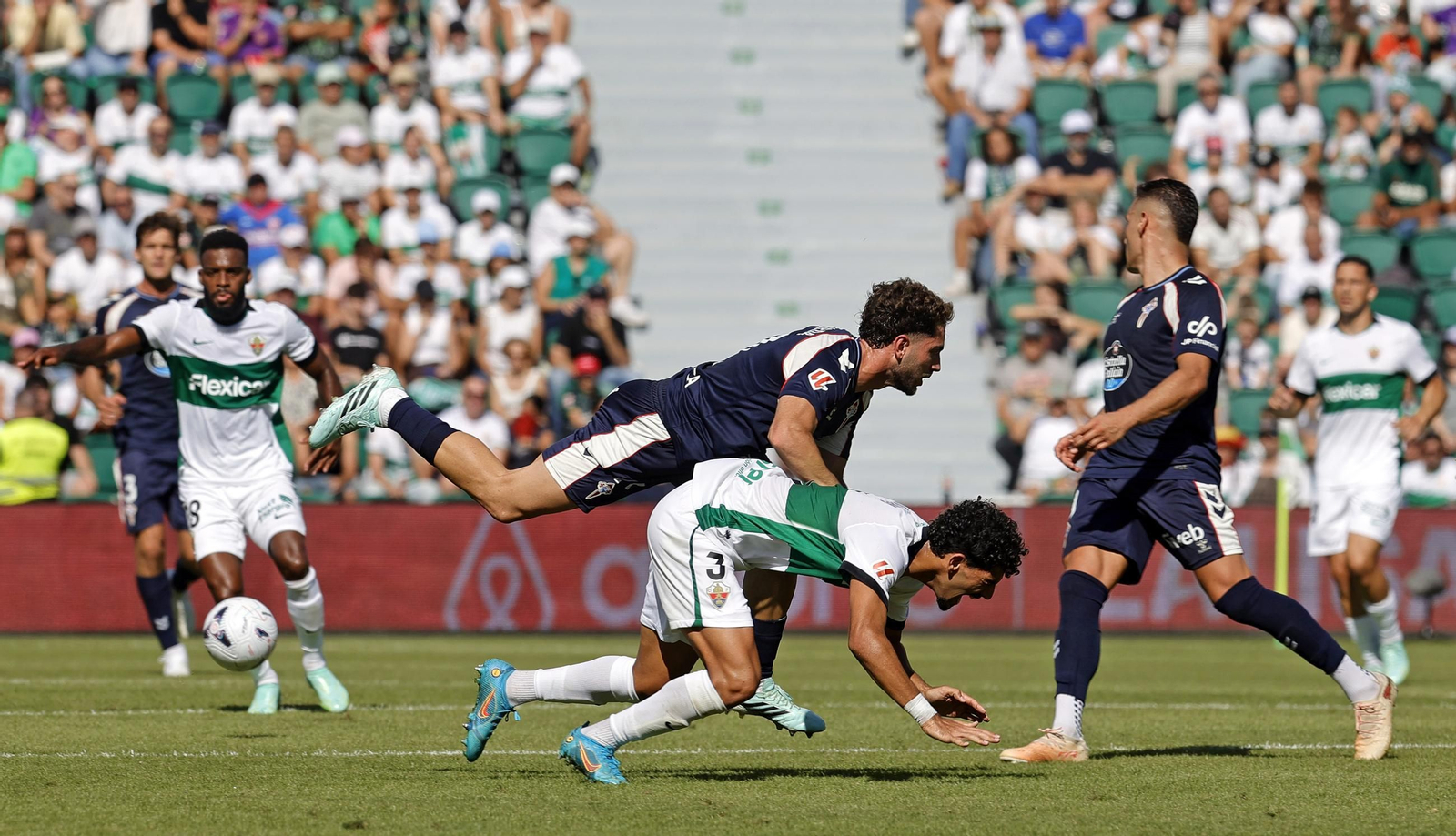 Javi Rueda, que acabó con amarilla y llevas tres, comete una falta sobre Roy Revivo durante el partido del pasado domingo en Elche.