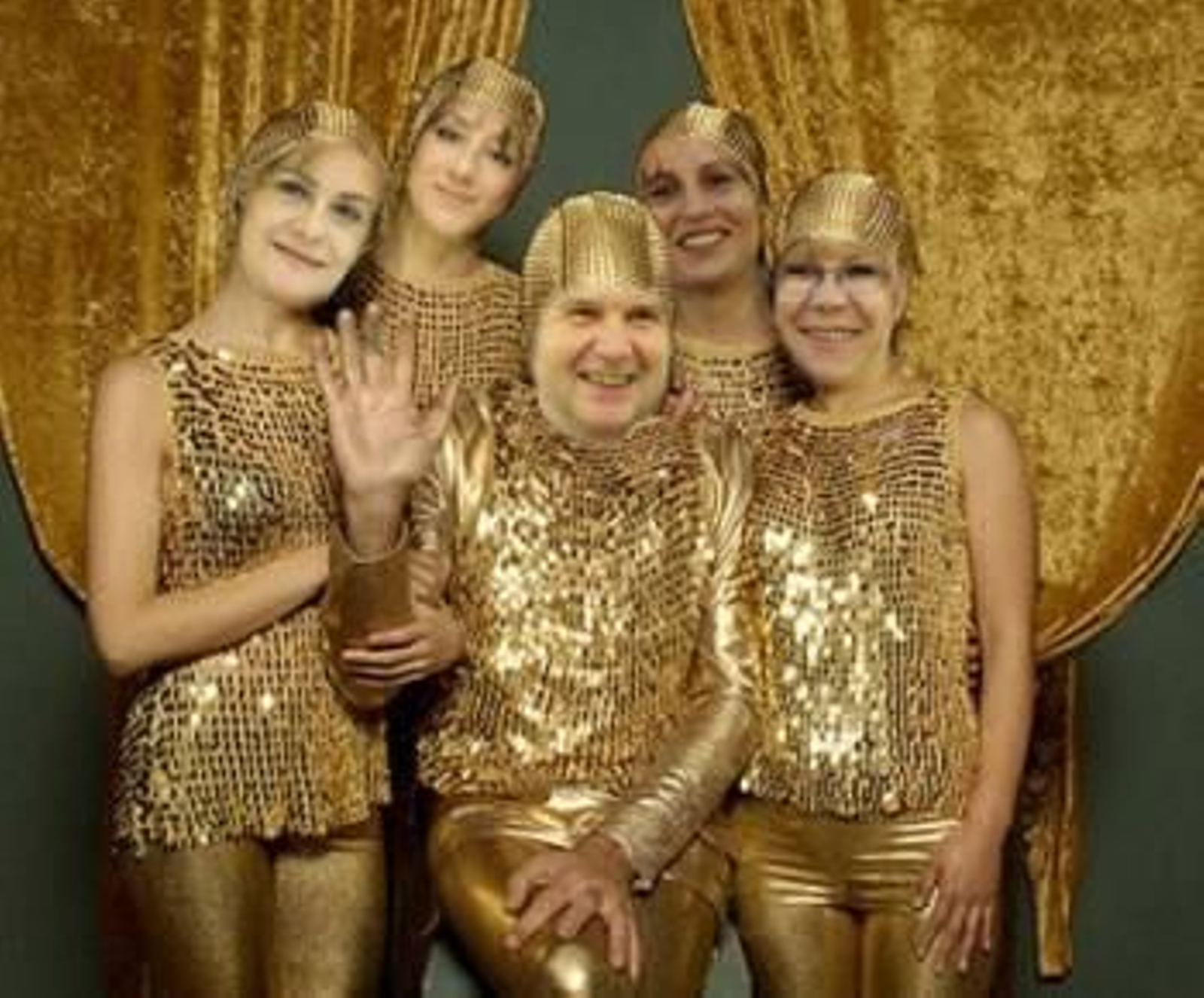 Imaginación al poder. Arriba, Caballero y cuatro concejalas caracterizados en el twitter de AbelCallejero como las burbujas de un conocido cava.