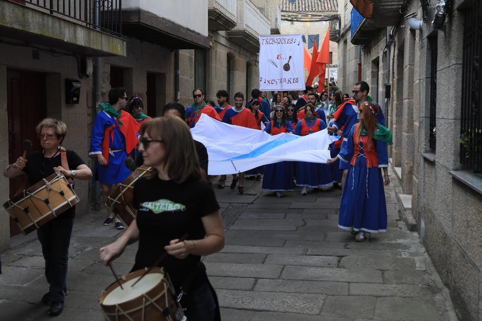 Galería |  Allariz disfruta con  la recreación de la bandera con “Zes Pereiras” y “De Pé Feito” en las Festas do Boi