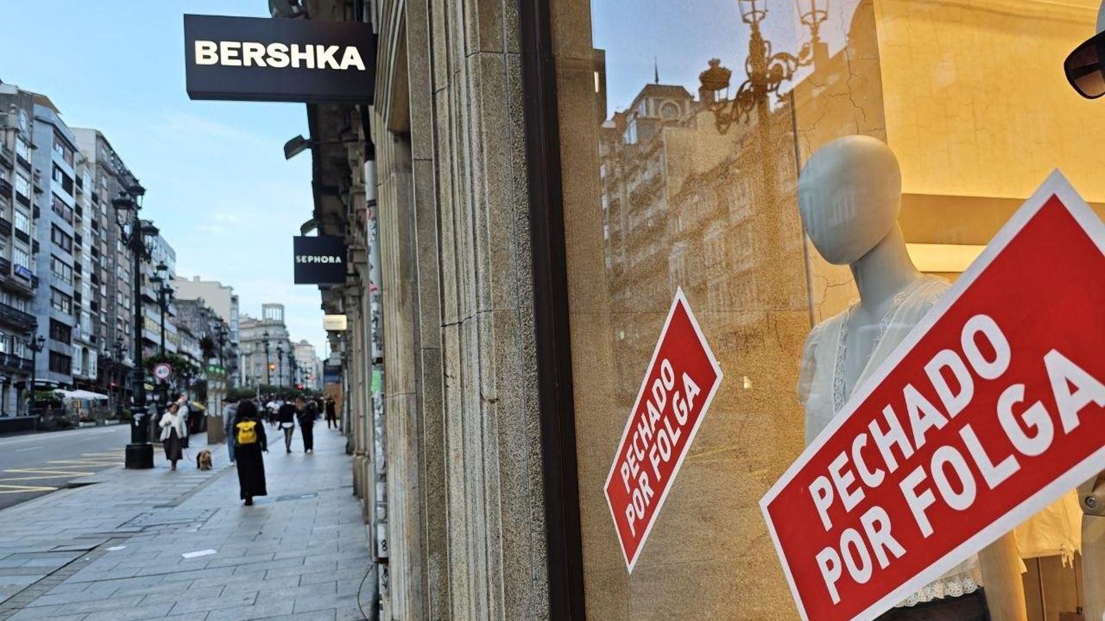 Comercios cerrados en Urzaiz.