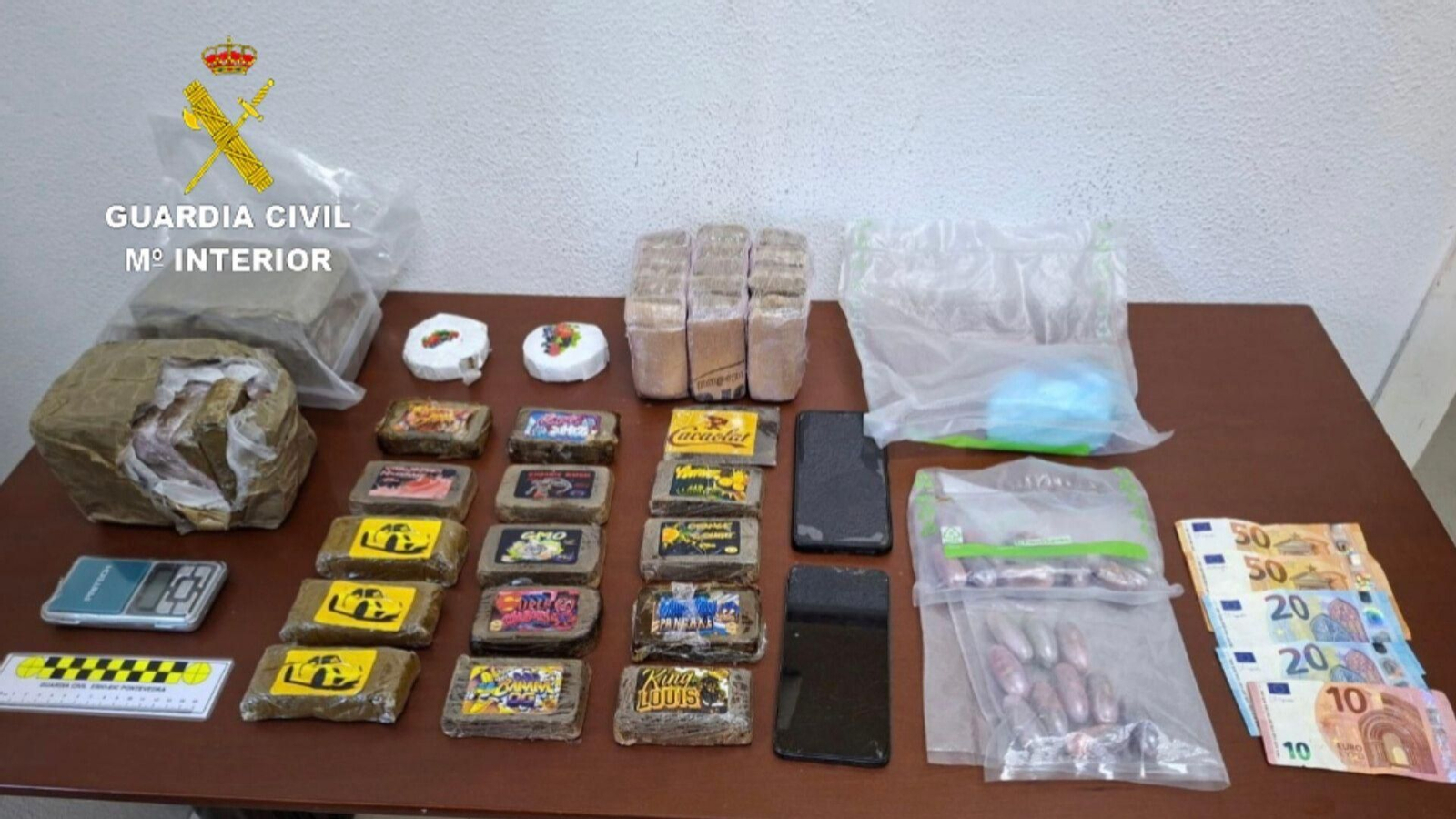 La Guardia Civil detiene a un vecino de Cangas tras intervenirle más de 5,4 kilos de hachís y 157 gramos de cocaína.