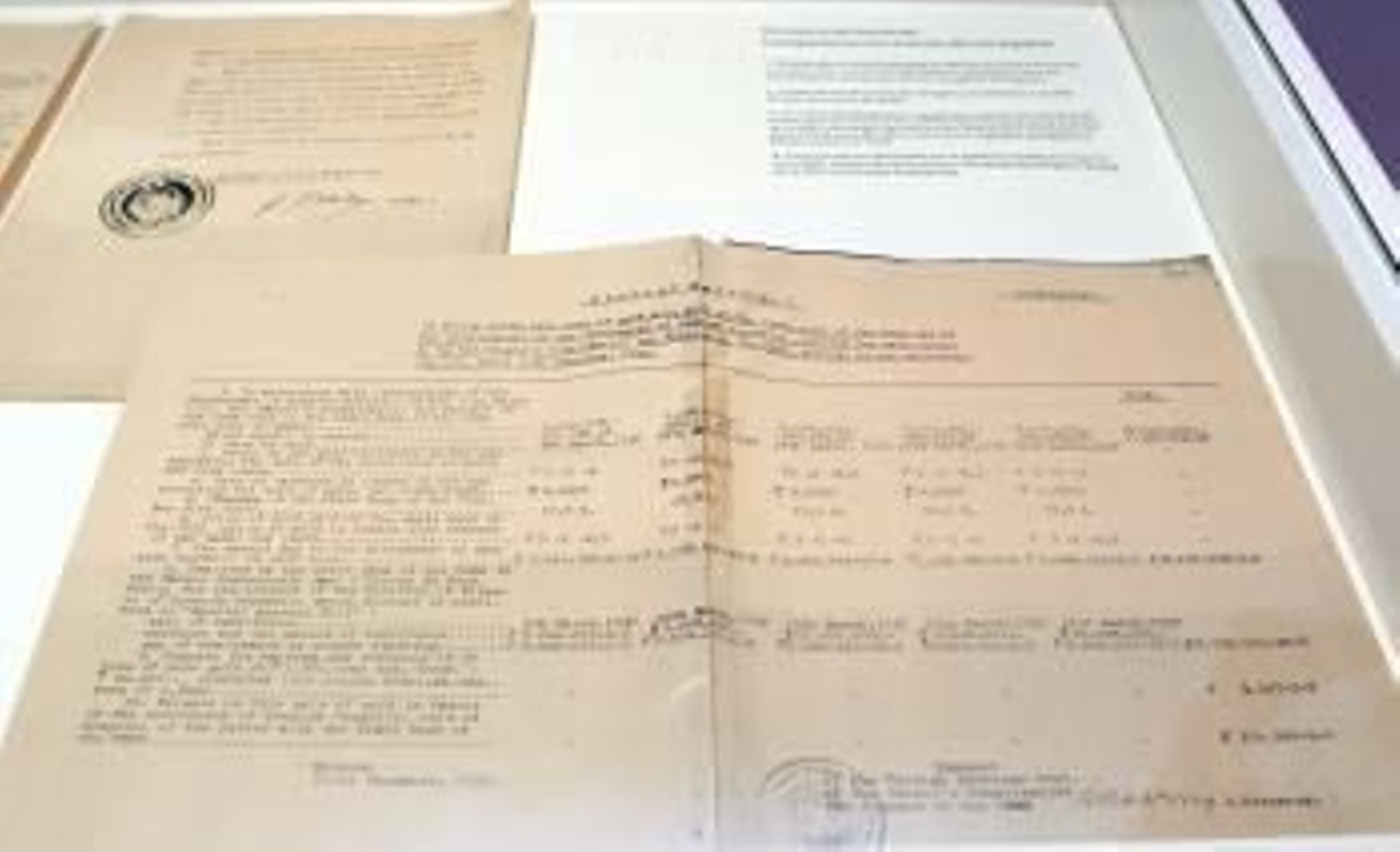 Uno de los documentos de la exposición. (Foto: ELVIRA URQUIJO)