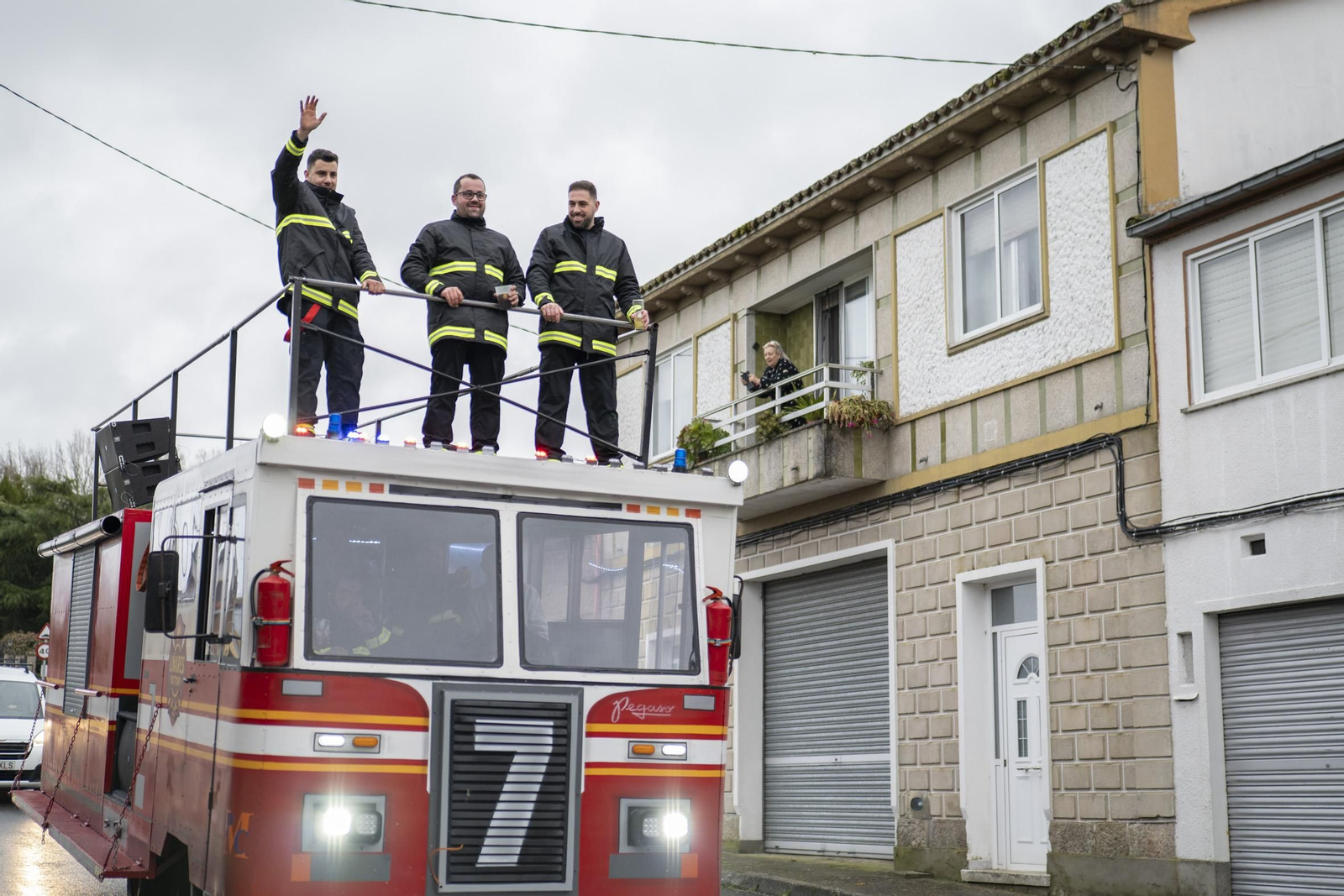 Galería | El Entroido itinerante de Parada de Amoeiro lleva la diversión por bandera