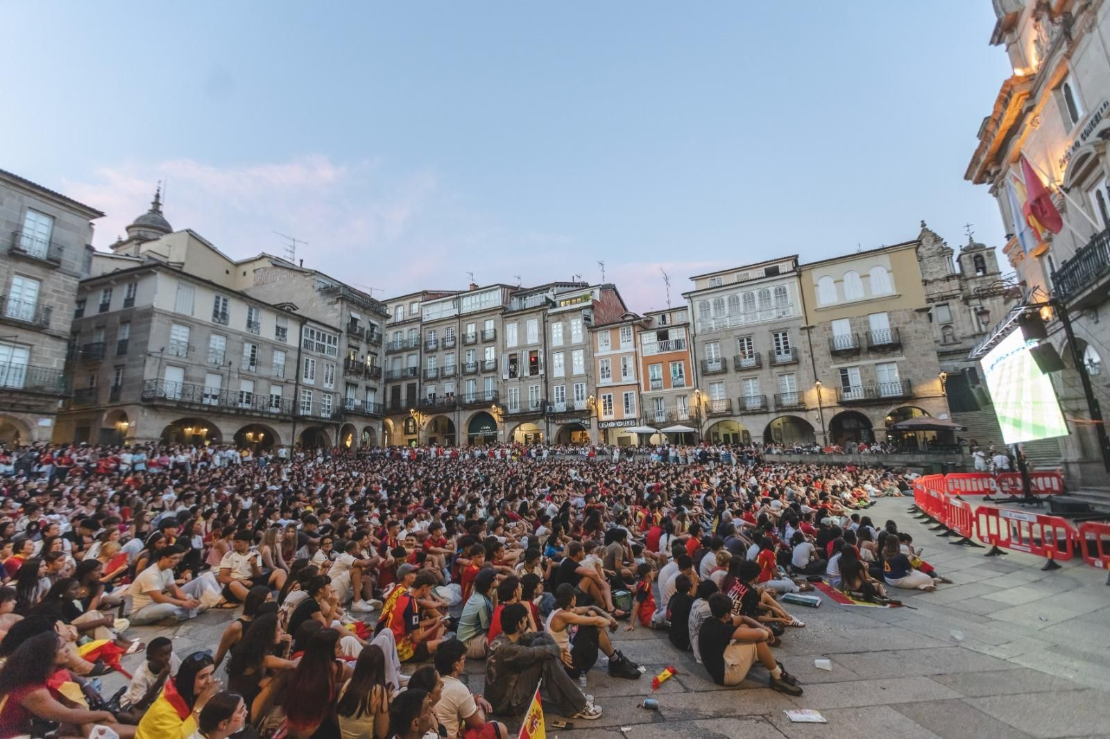 Galería | Camisetas, banderas y las calles de Ourense llenas de emoción por ver a España jugar los cuartos de final, en fotos