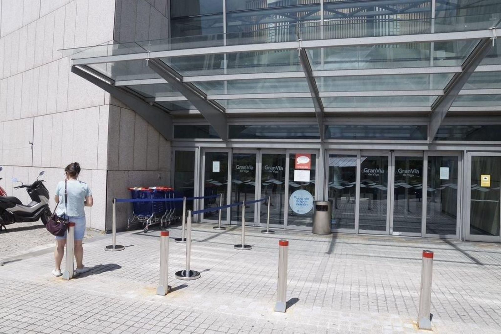Una de las entradas al centro comercial Gran Vía de Vigo.